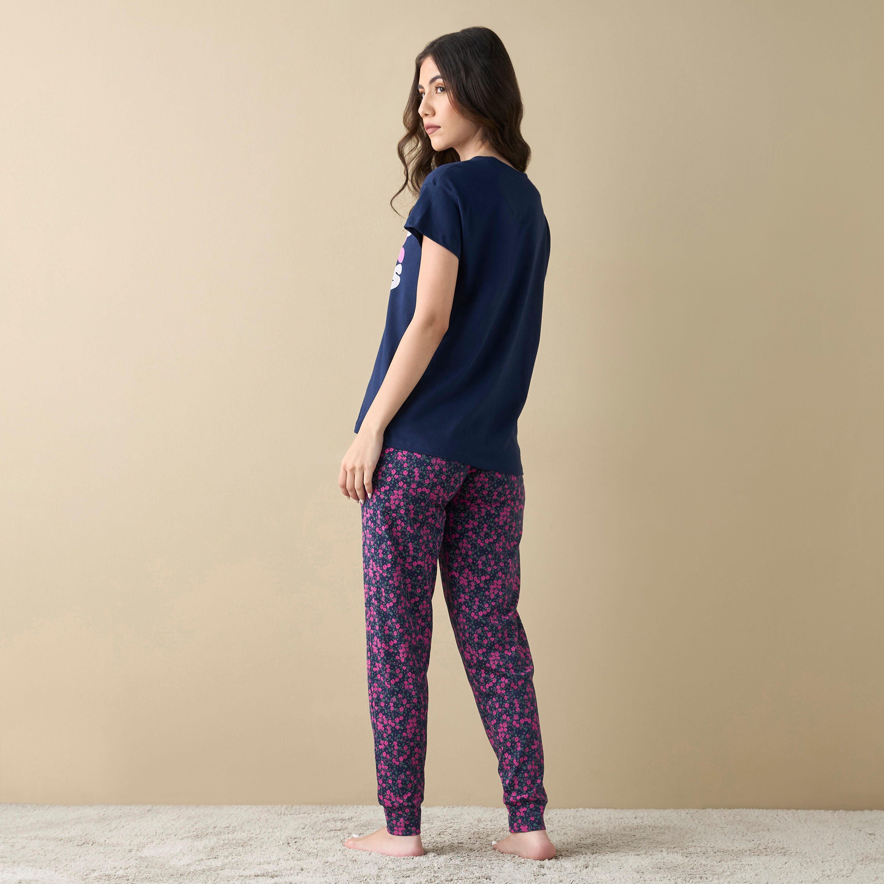 طقم بنطلون بيجاما وتيشيرت بطبعات-women-clothing-nightwear-pyjamas-longsets-image-3