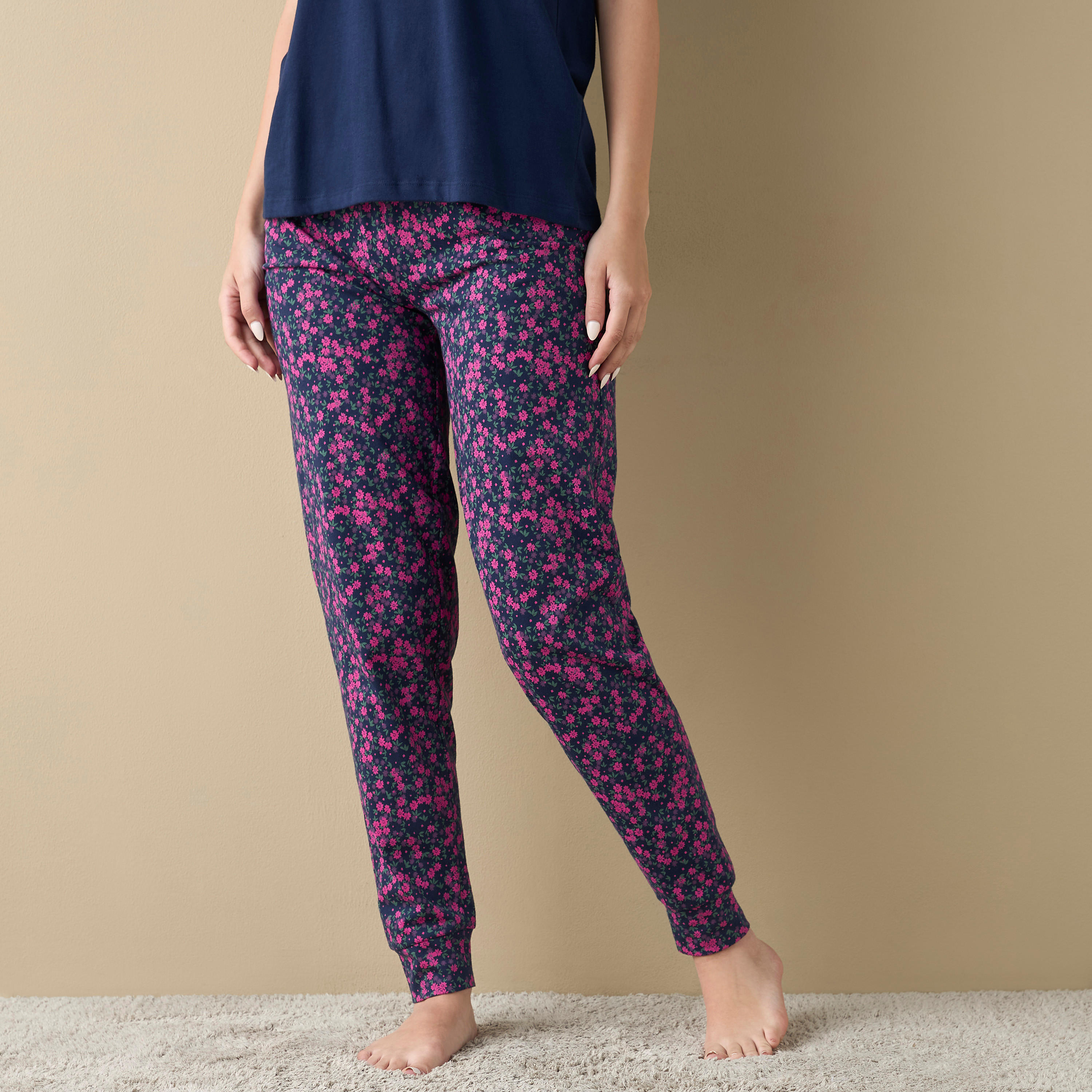 طقم بنطلون بيجاما وتيشيرت بطبعات-women-clothing-nightwear-pyjamas-longsets-image-4