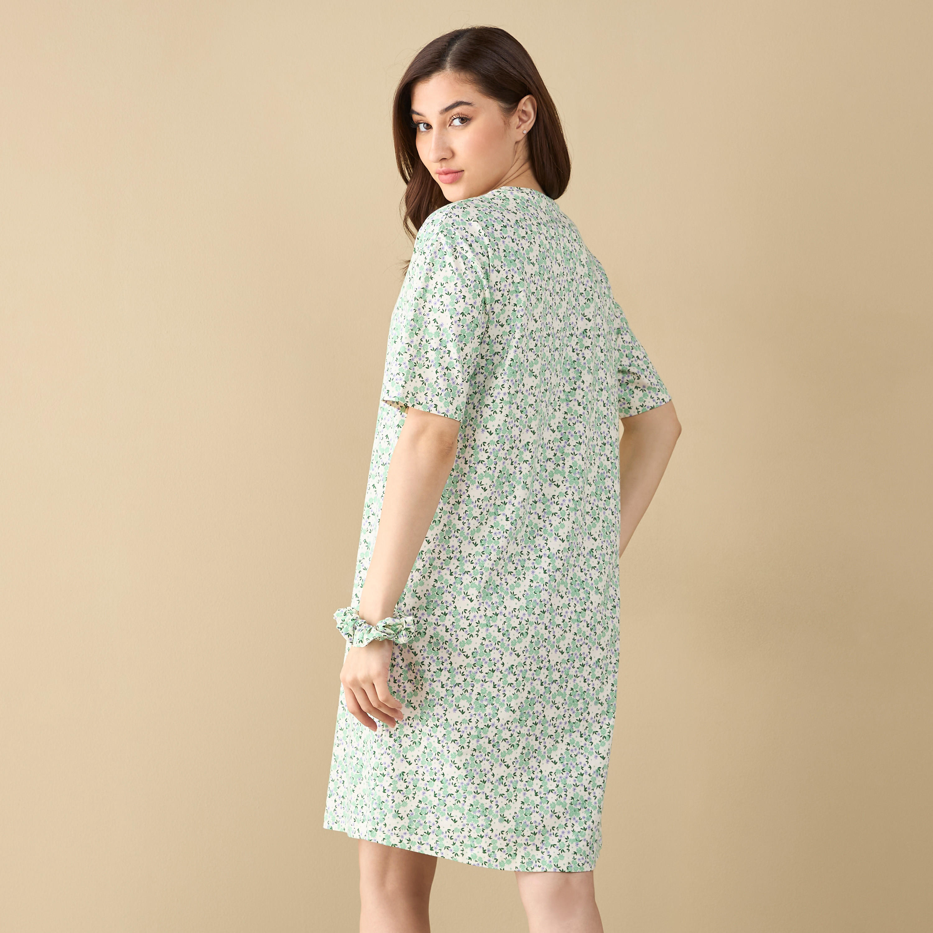 قميص نوم بأكمام قصيرة وطبعات زهرية - طقم من قطعتين-women-clothing-nightwear-nighties-image-2