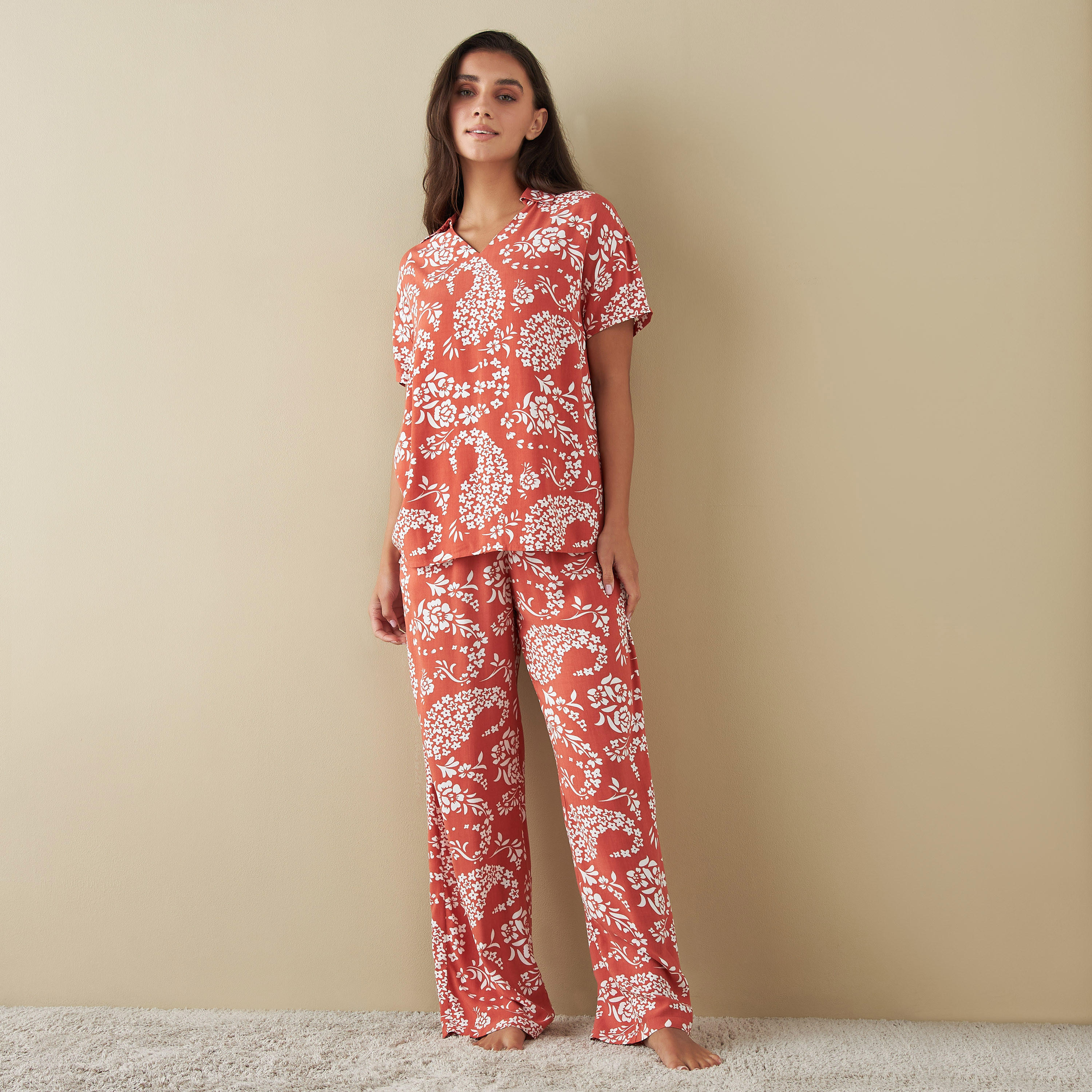 طقم بنطلون بيجاما وقميص نوم بطبعات بيزلي-women-clothing-nightwear-pyjamas-longsets-image-1