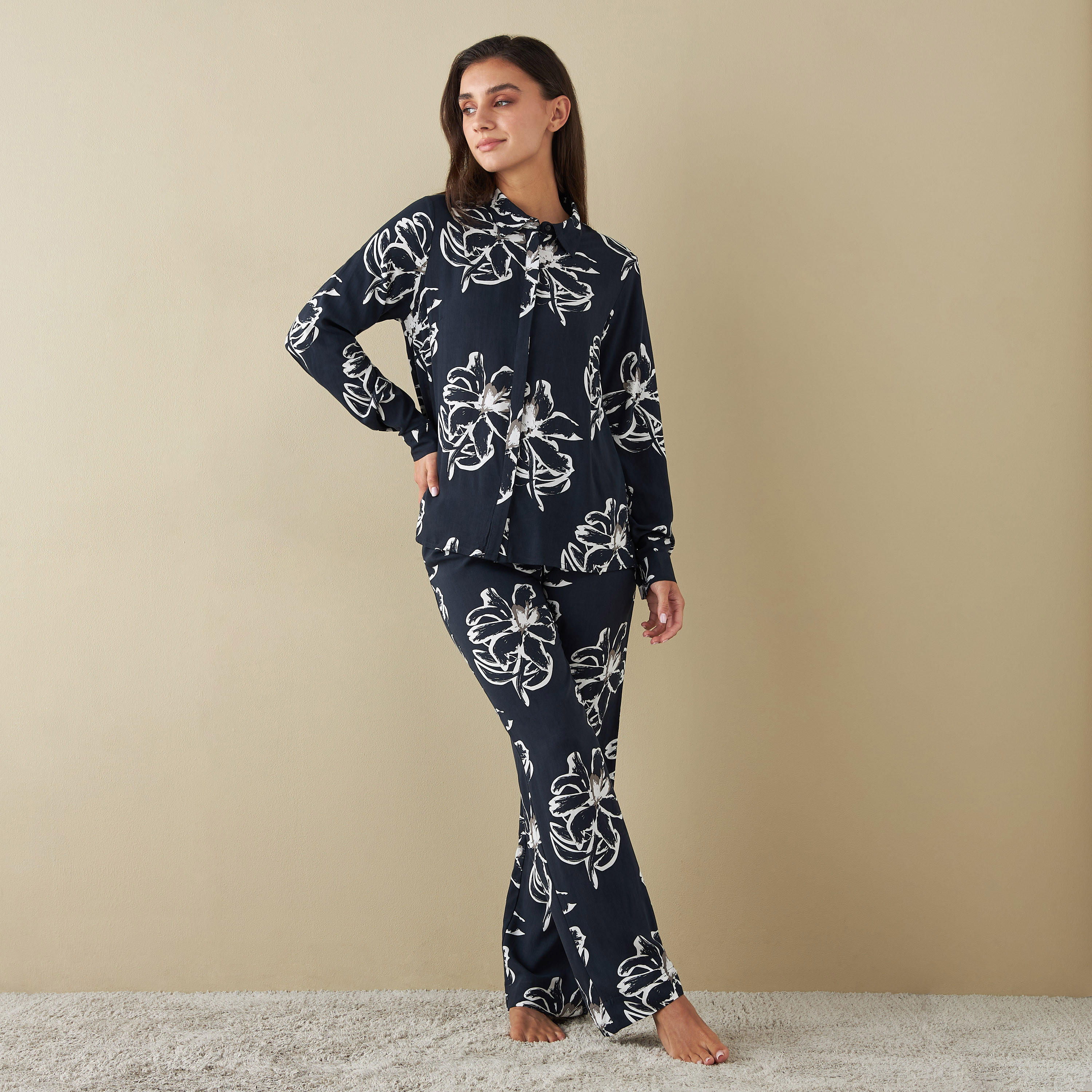 طقم بنطلون بيجاما وقميص بطبعات زهرية-women-clothing-nightwear-pyjamas-longsets-image-1