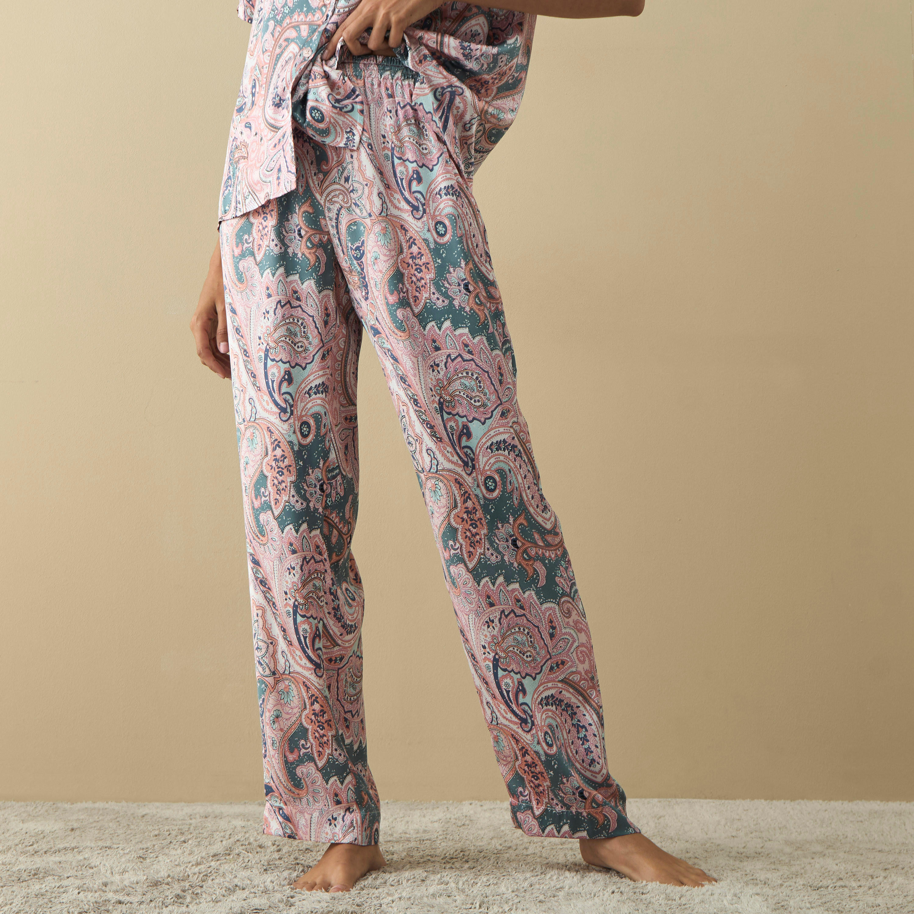 طقم بنطلون بيجاما وقميص بطبعات بيزلي-women-clothing-nightwear-pyjamas-longsets-image-3