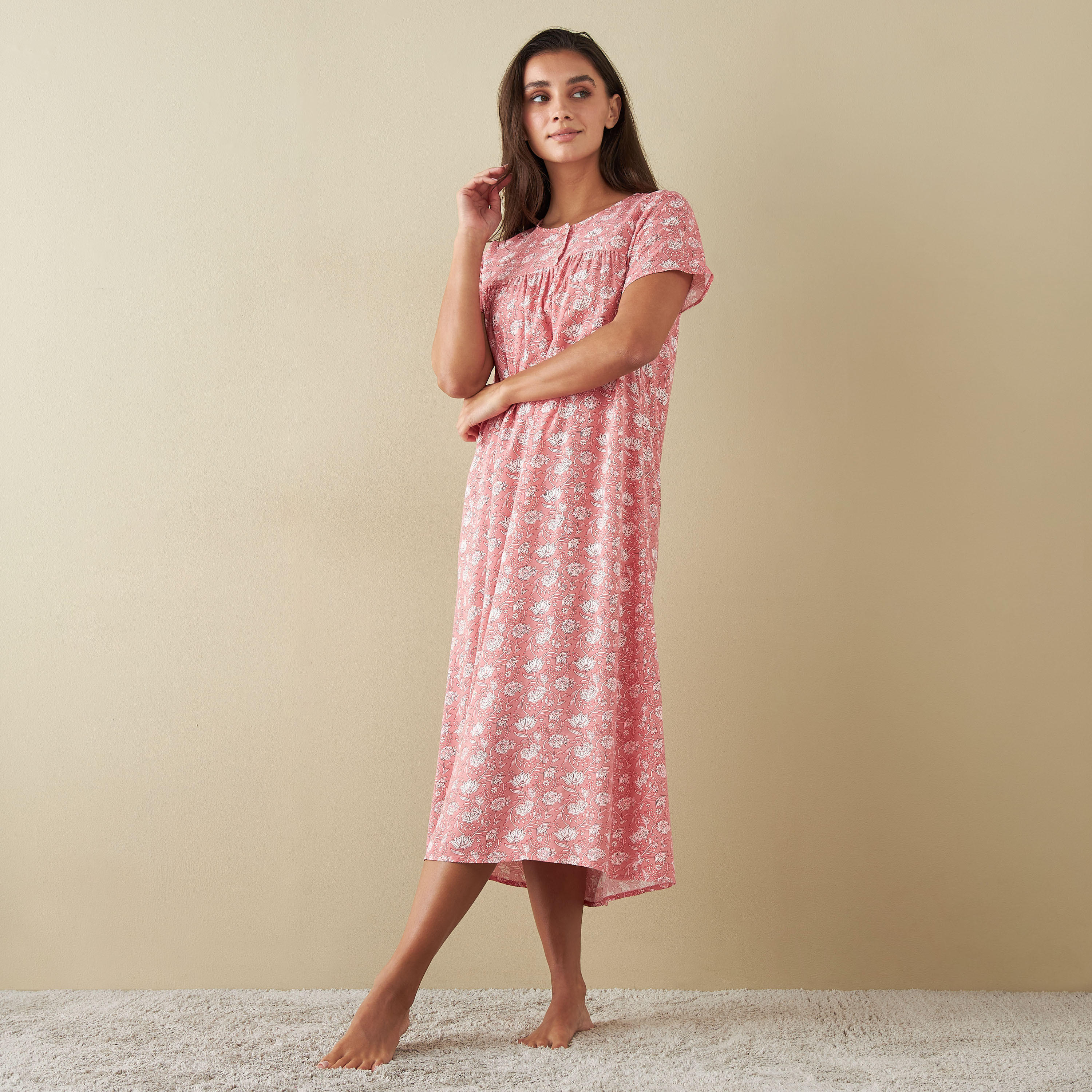 قميص نوم بطبعات أزهار وأكمام قصيرة-women-clothing-nightwear-nighties-image-2