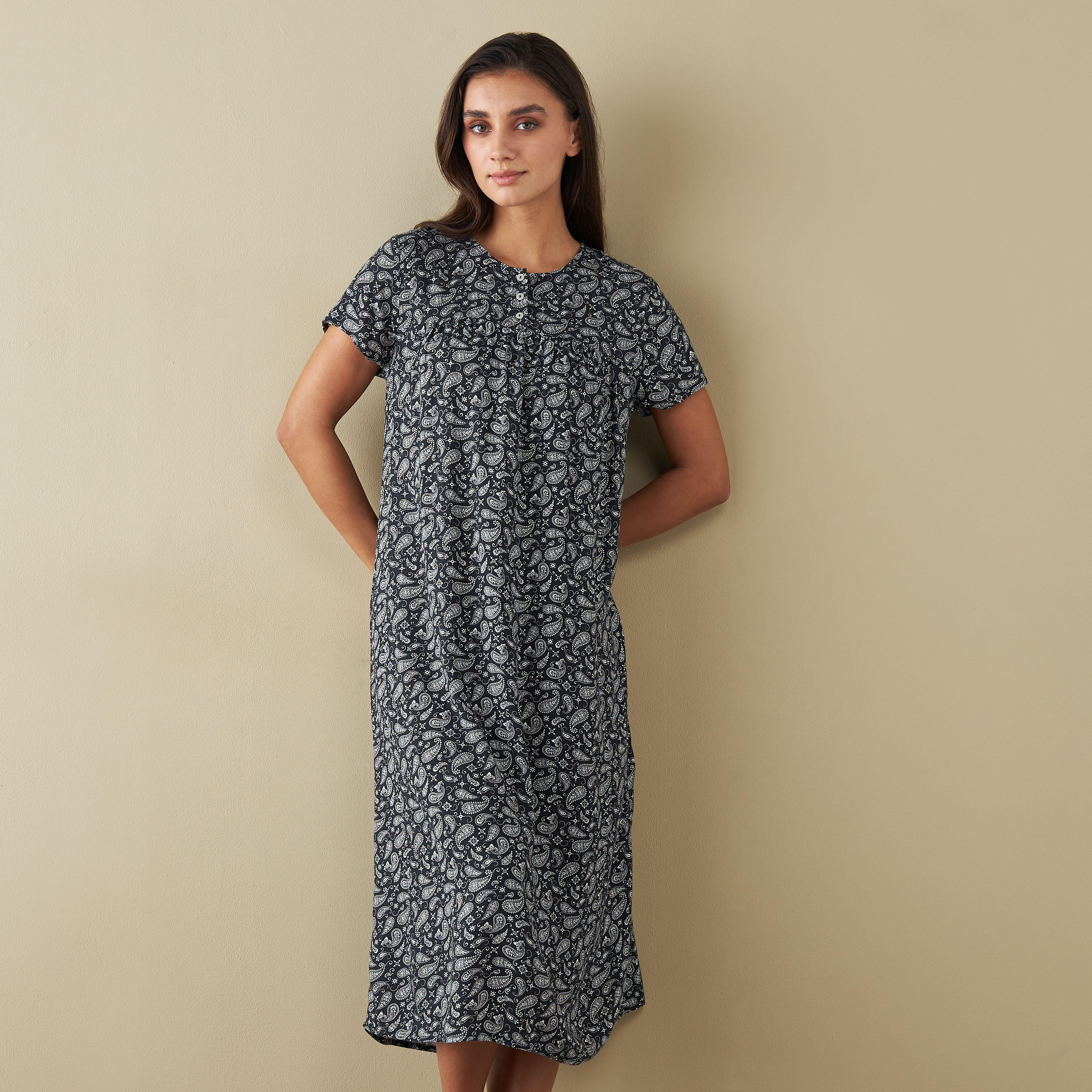 قميص نوم بأكمام قصيرة وطبعات بيزلي-women-clothing-nightwear-nighties-image-1