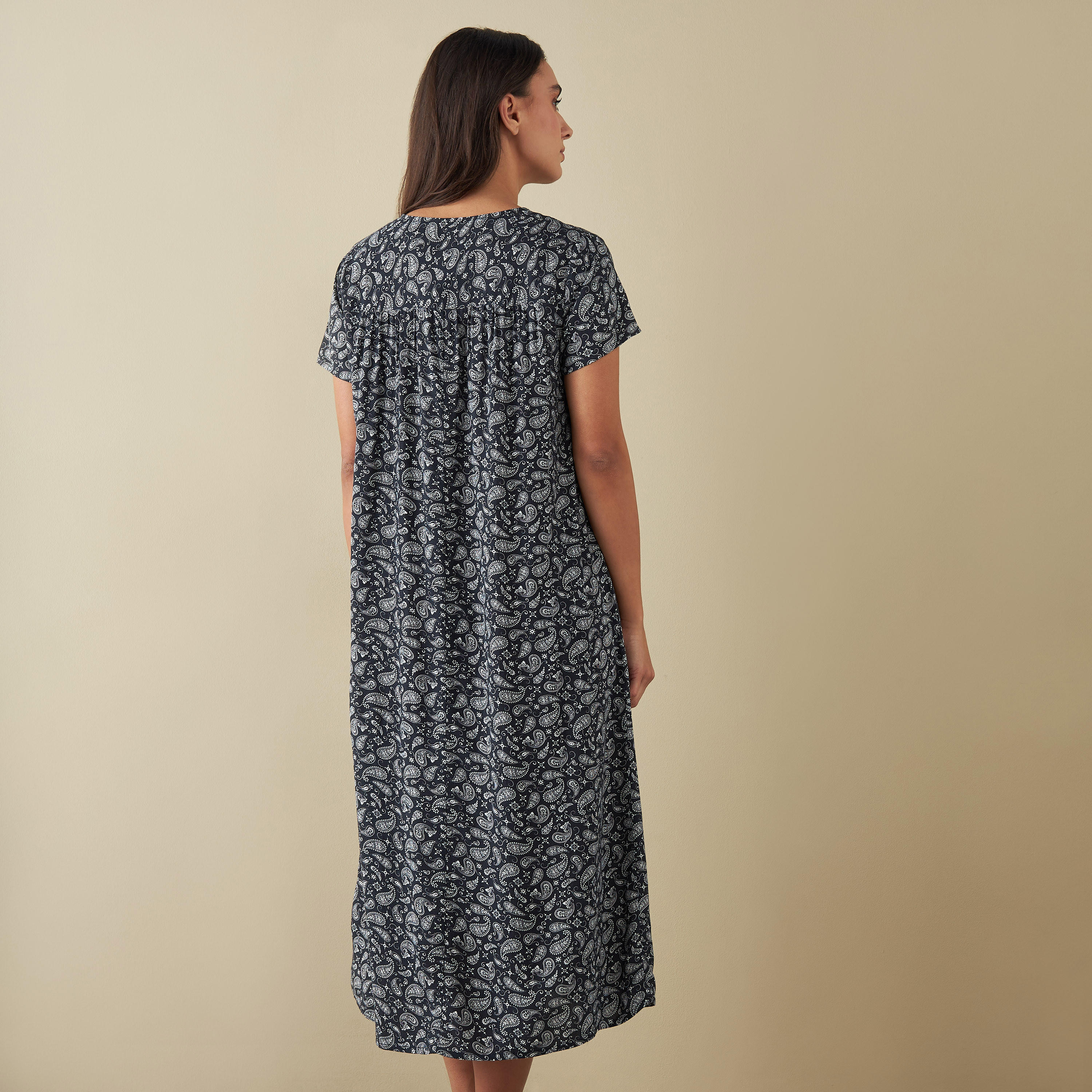 قميص نوم بأكمام قصيرة وطبعات بيزلي-women-clothing-nightwear-nighties-image-3