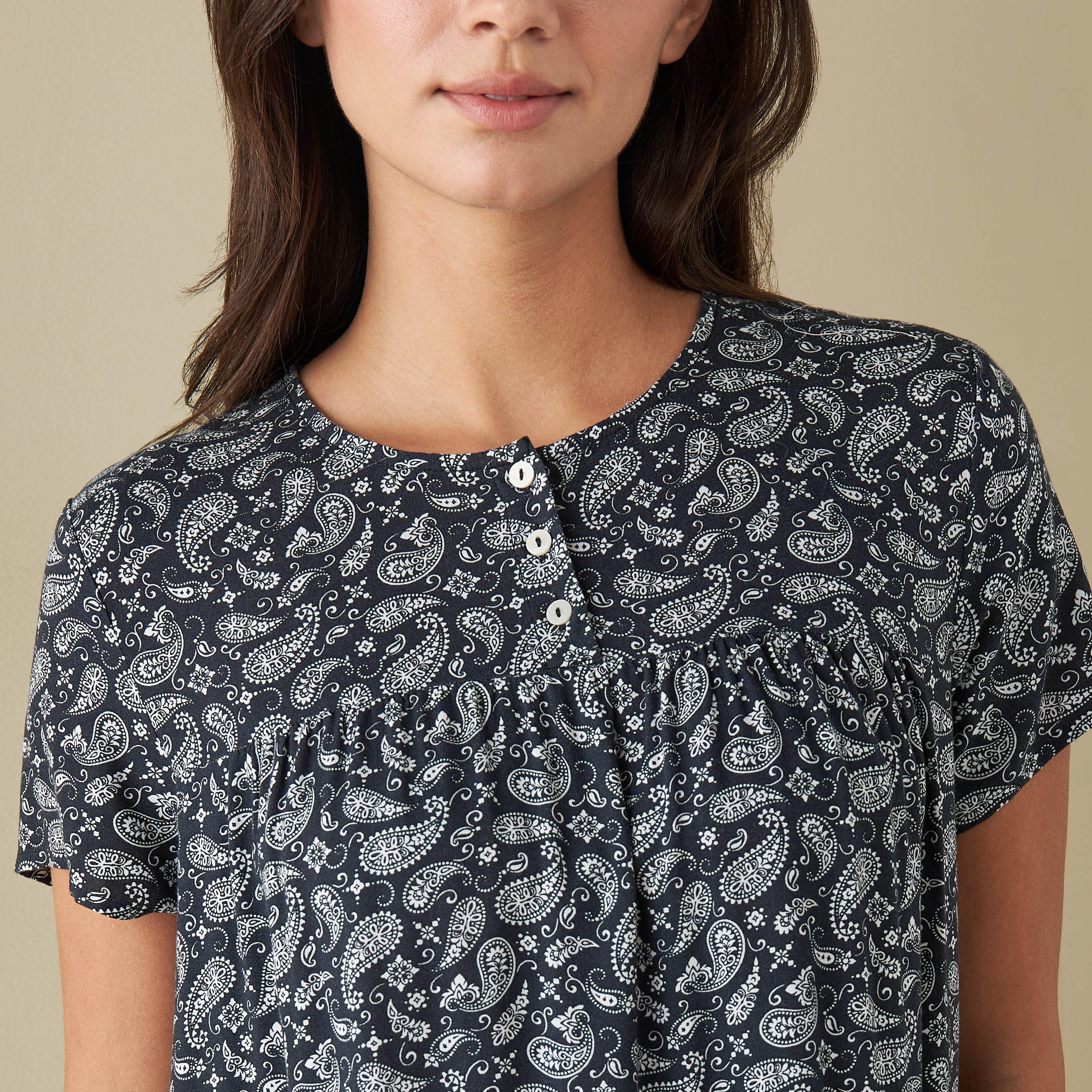 قميص نوم بأكمام قصيرة وطبعات بيزلي-women-clothing-nightwear-nighties-image-4