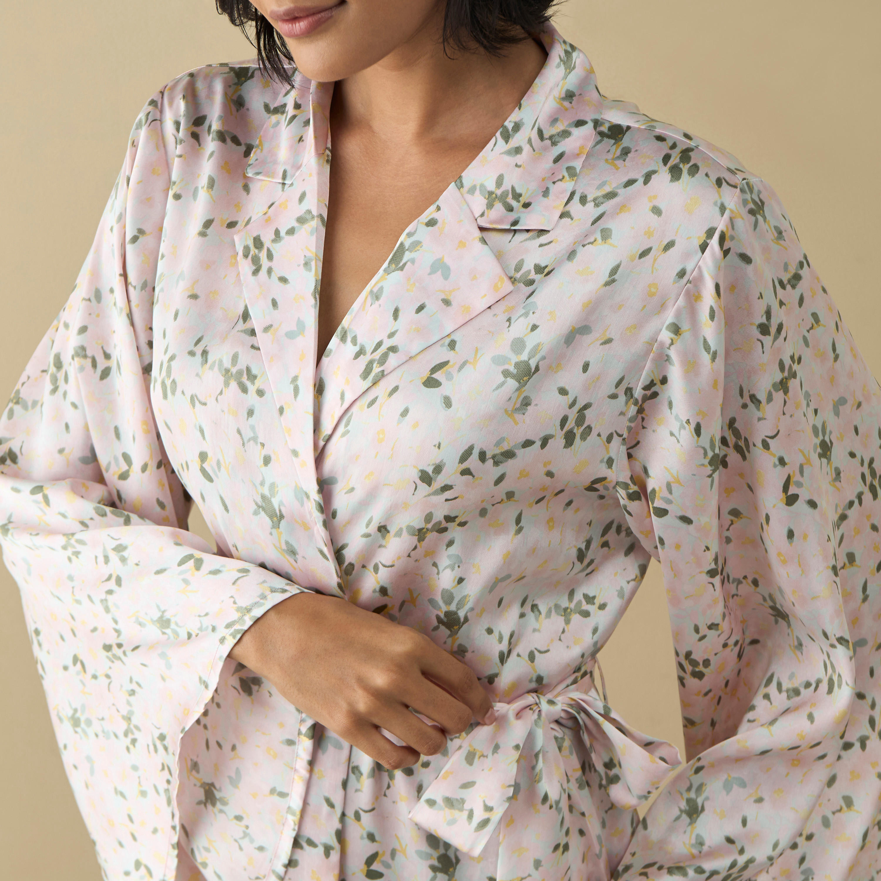 روب بياقة مطوية وحزام ربط وطبعات أزهار-women-clothing-nightwear-robes-image-4