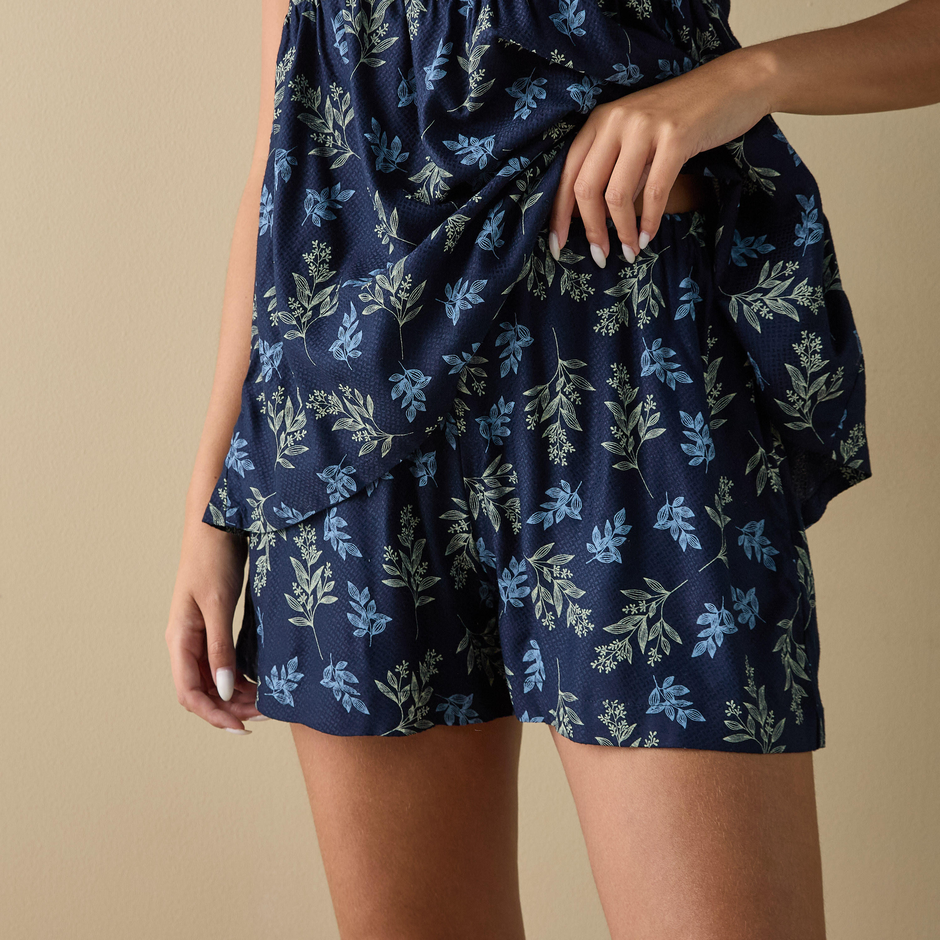 طقم شورت وبلوزة دون أكمام بطبعات-women-clothing-nightwear-pyjamas-shortsets-image-3