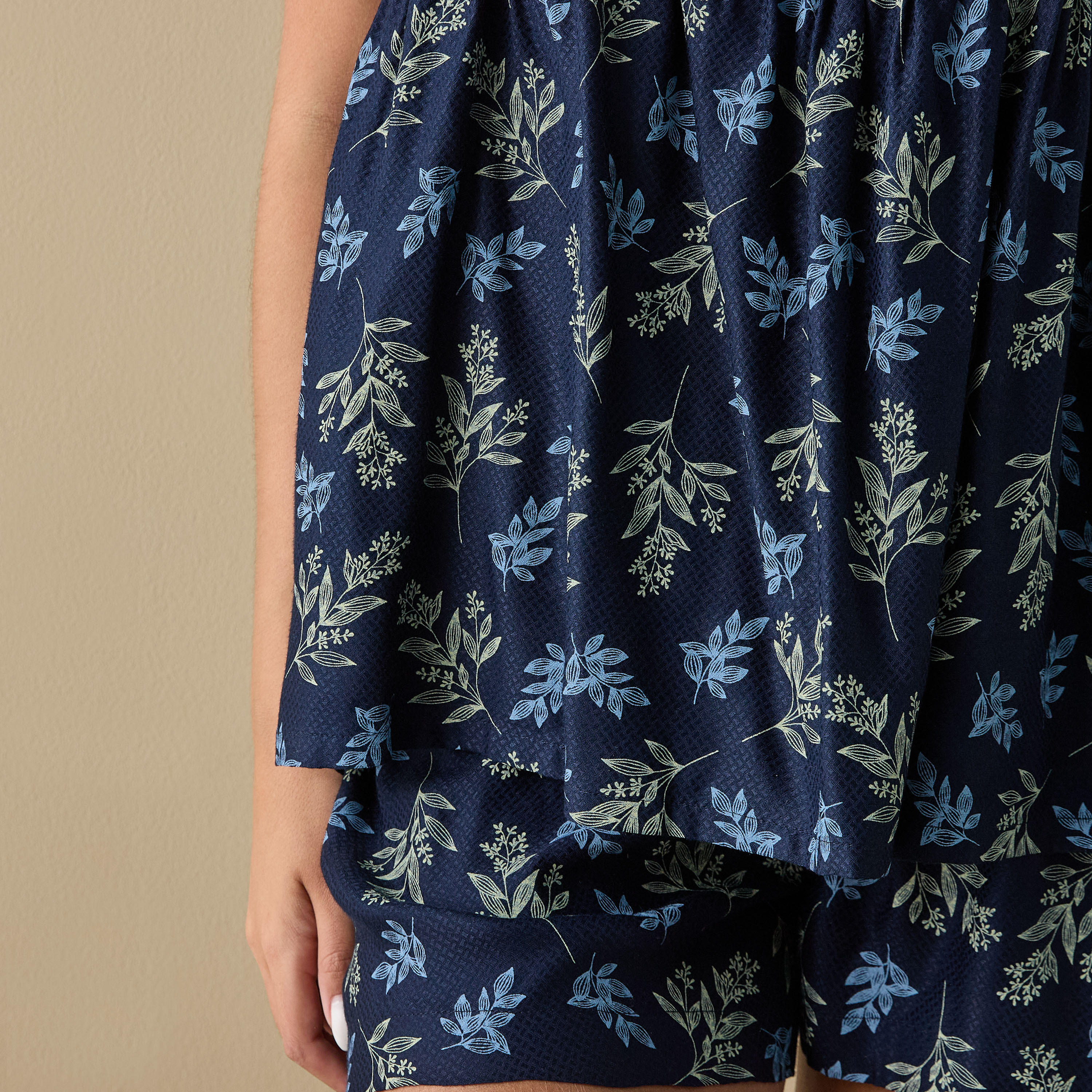 طقم شورت وبلوزة دون أكمام بطبعات-women-clothing-nightwear-pyjamas-shortsets-image-4