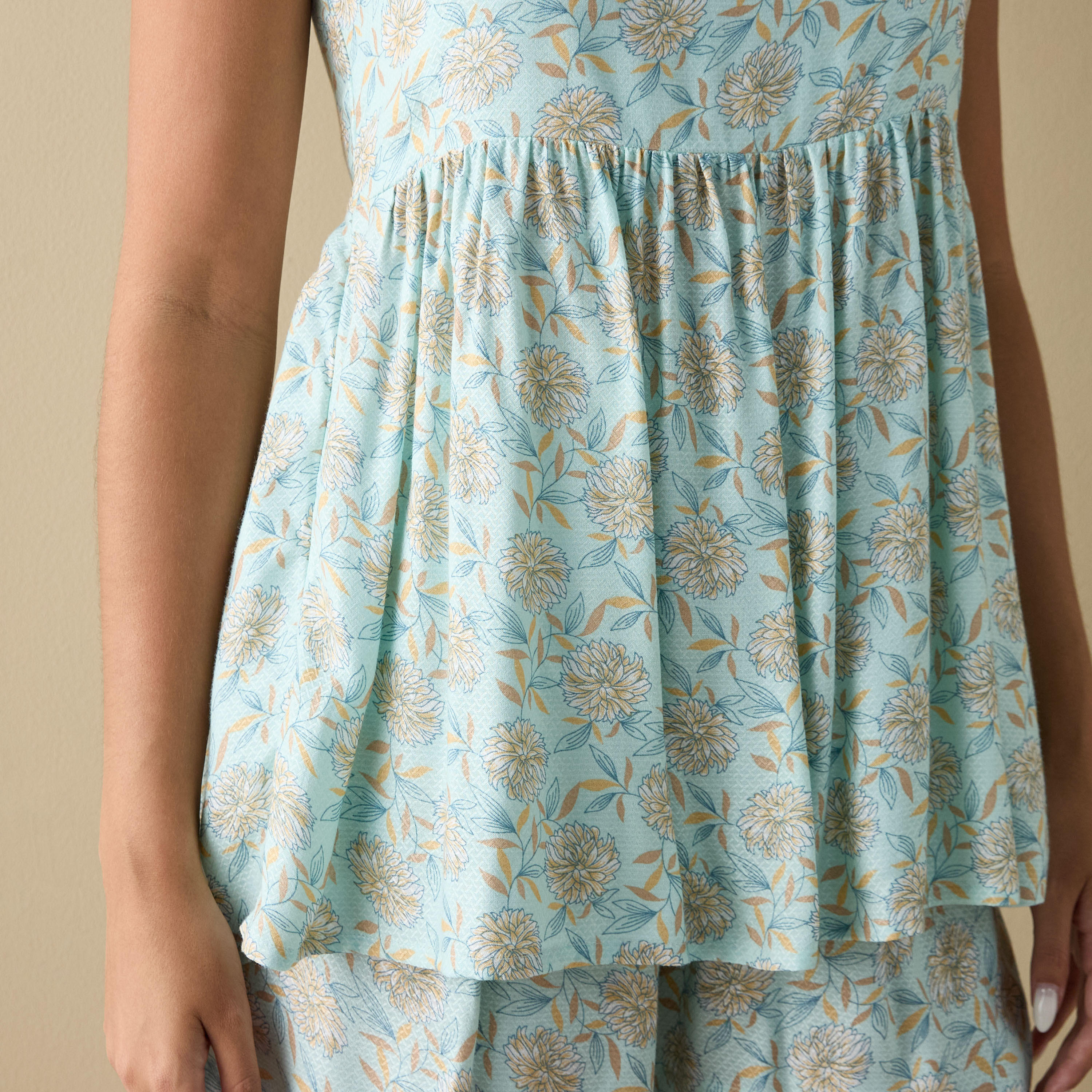 طقم شورت وبلوزة دون أكمام بطبعات زهرية-women-clothing-nightwear-pyjamas-shortsets-image-4
