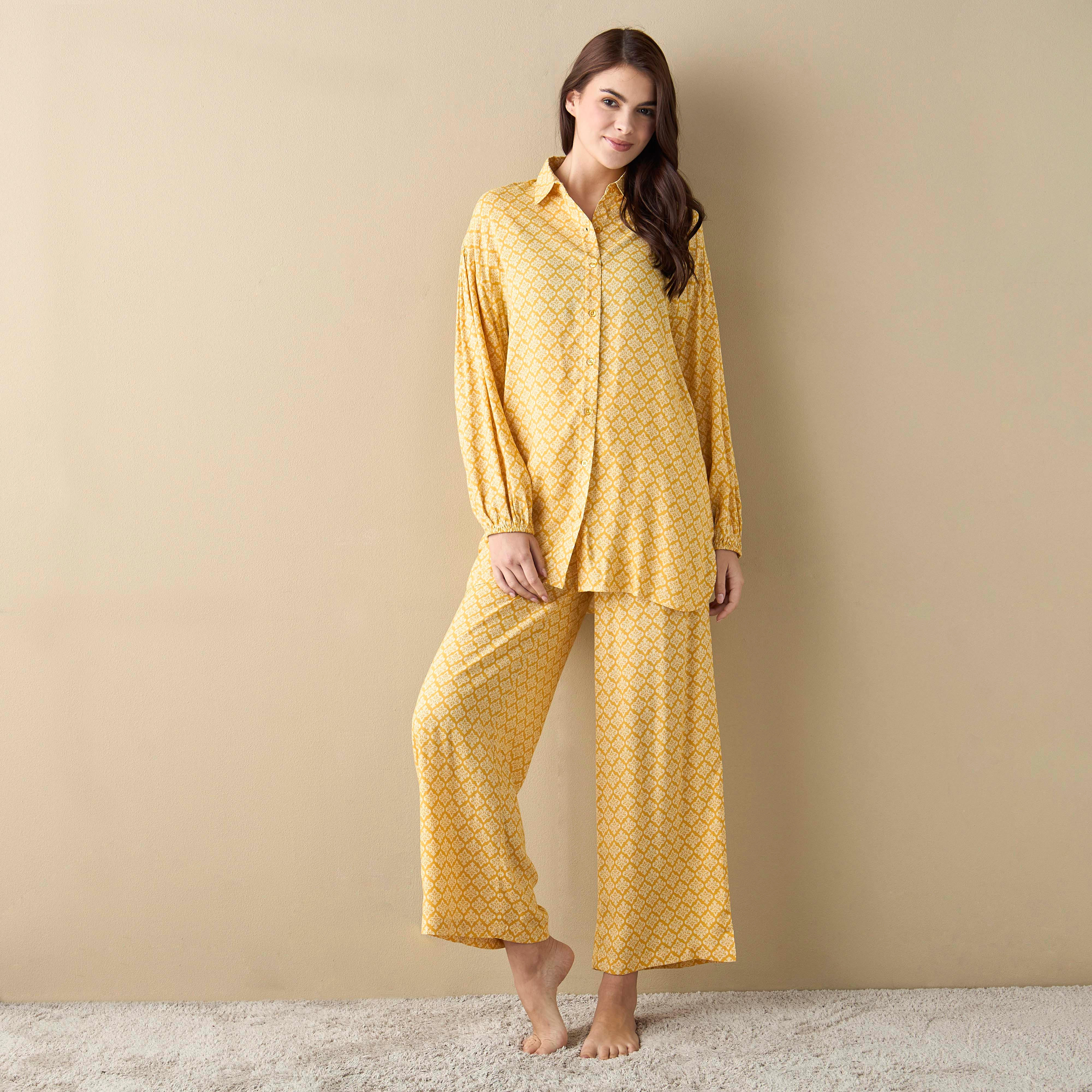 طقم بنطلون بيجاما وقميص بطبعات تزينه بالكامل-women-clothing-nightwear-pyjamas-longsets-image-1