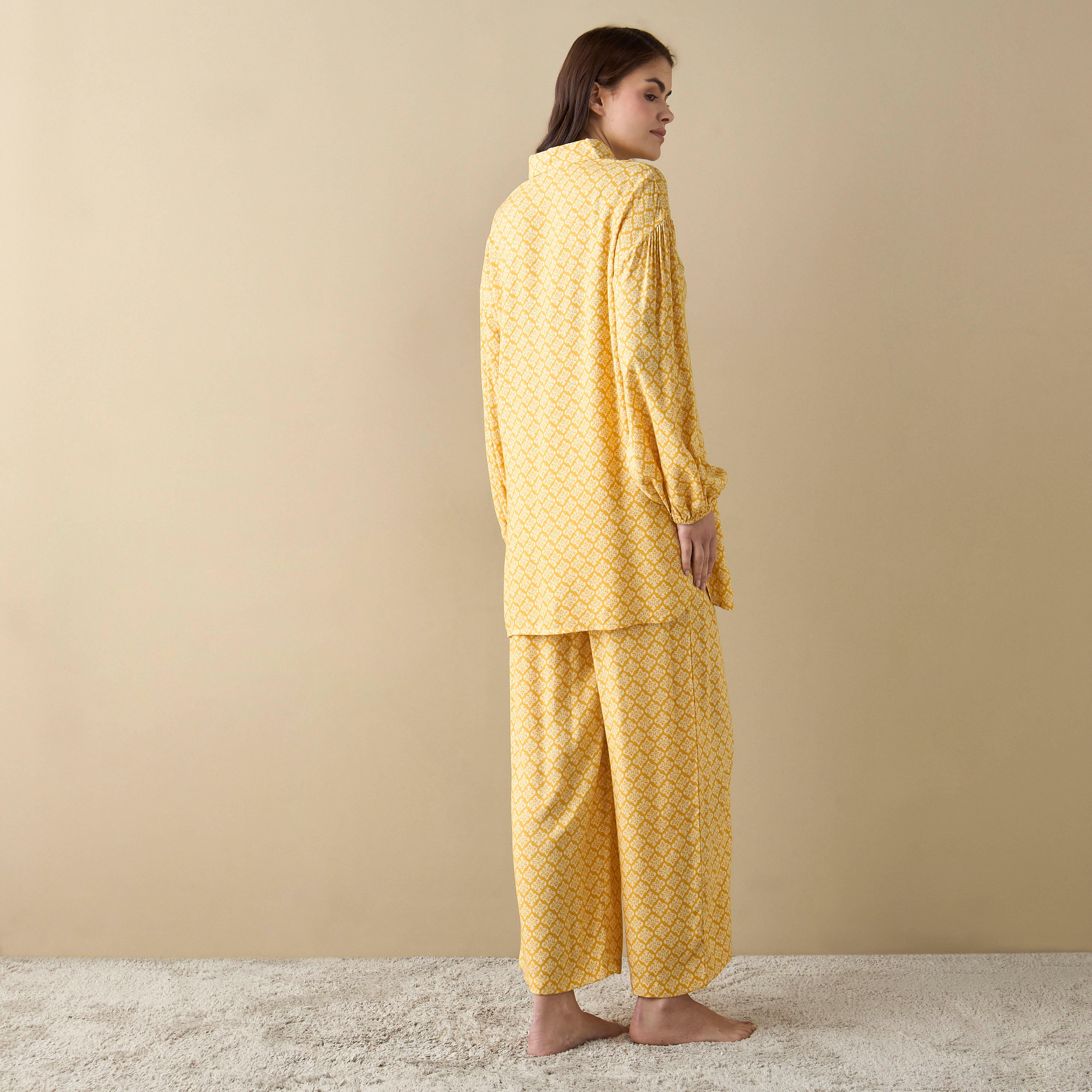 طقم بنطلون بيجاما وقميص بطبعات تزينه بالكامل-women-clothing-nightwear-pyjamas-longsets-image-3