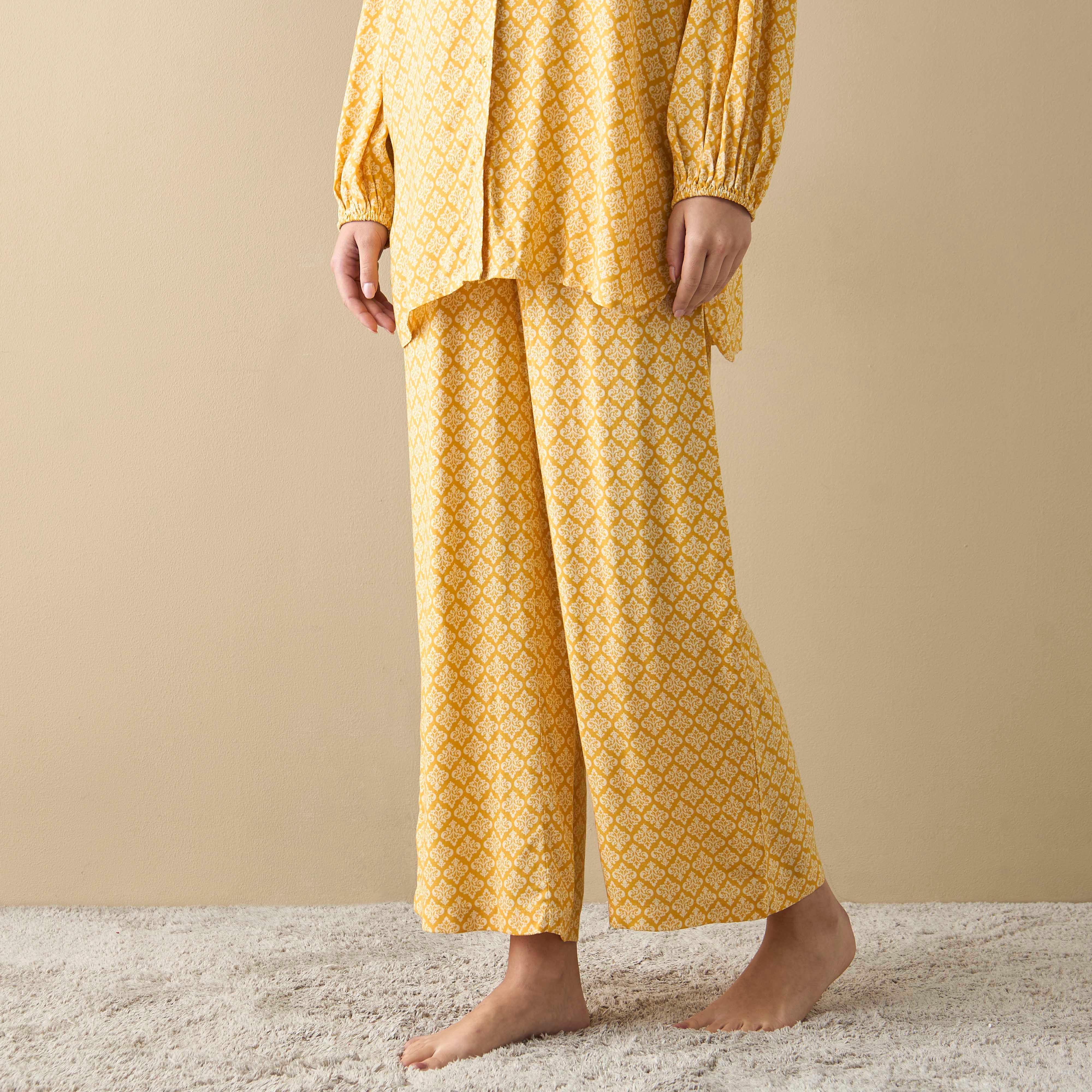 طقم بنطلون بيجاما وقميص بطبعات تزينه بالكامل-women-clothing-nightwear-pyjamas-longsets-image-4