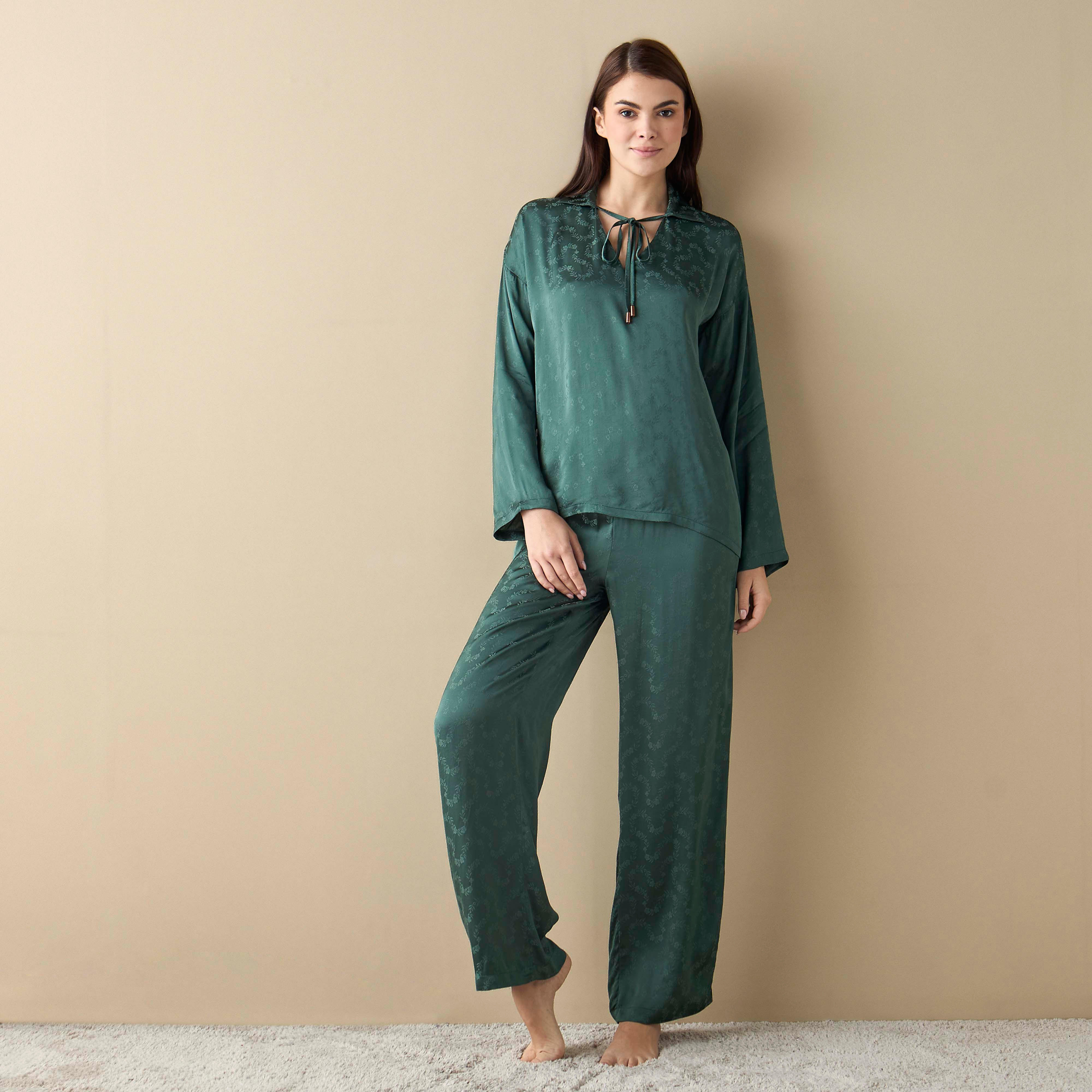 طقم بنطلون بيجاما وبلوزة بأكمام طويلة وتفاصيل أزهار-women-clothing-nightwear-pyjamas-longsets-image-1