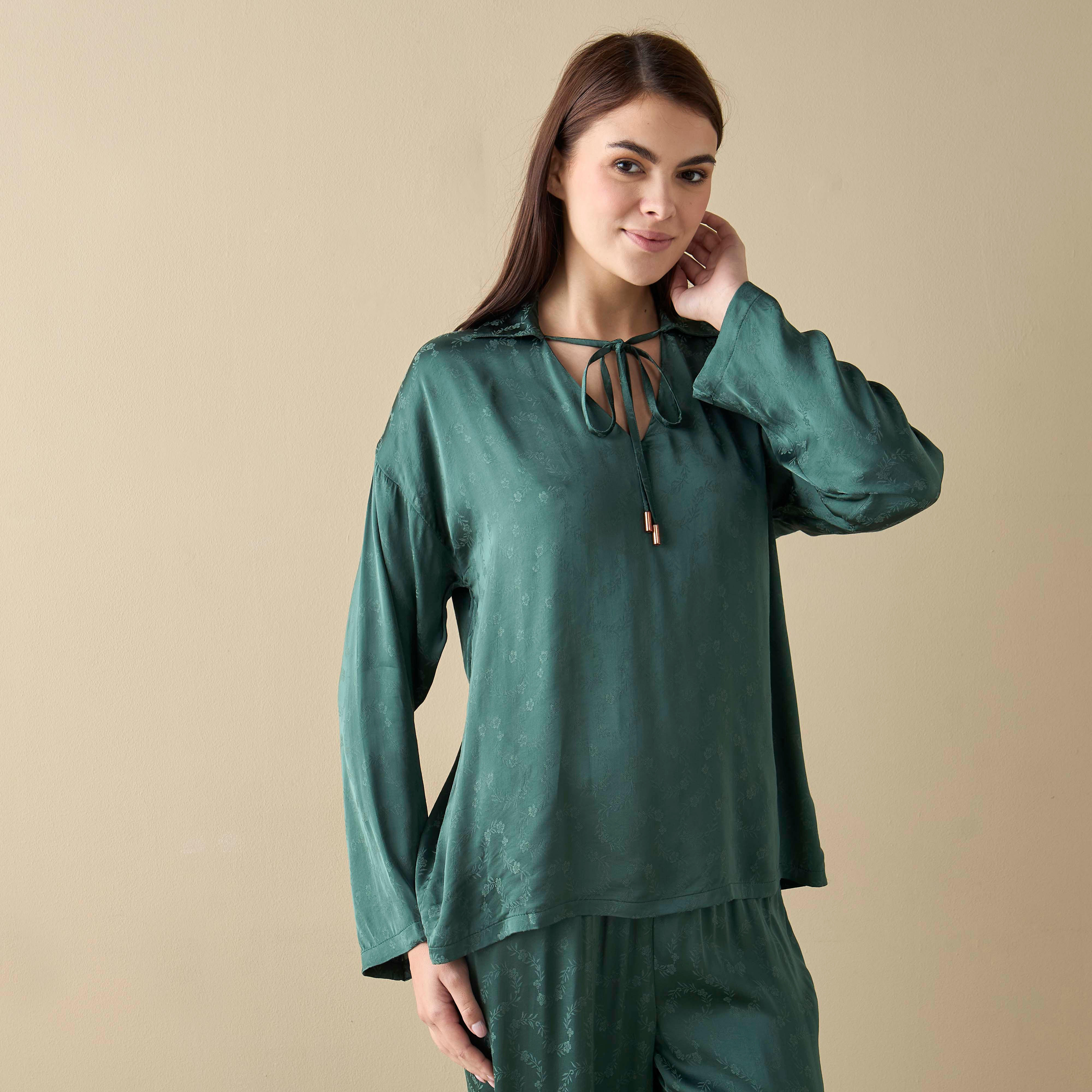 طقم بنطلون بيجاما وبلوزة بأكمام طويلة وتفاصيل أزهار-women-clothing-nightwear-pyjamas-longsets-image-2