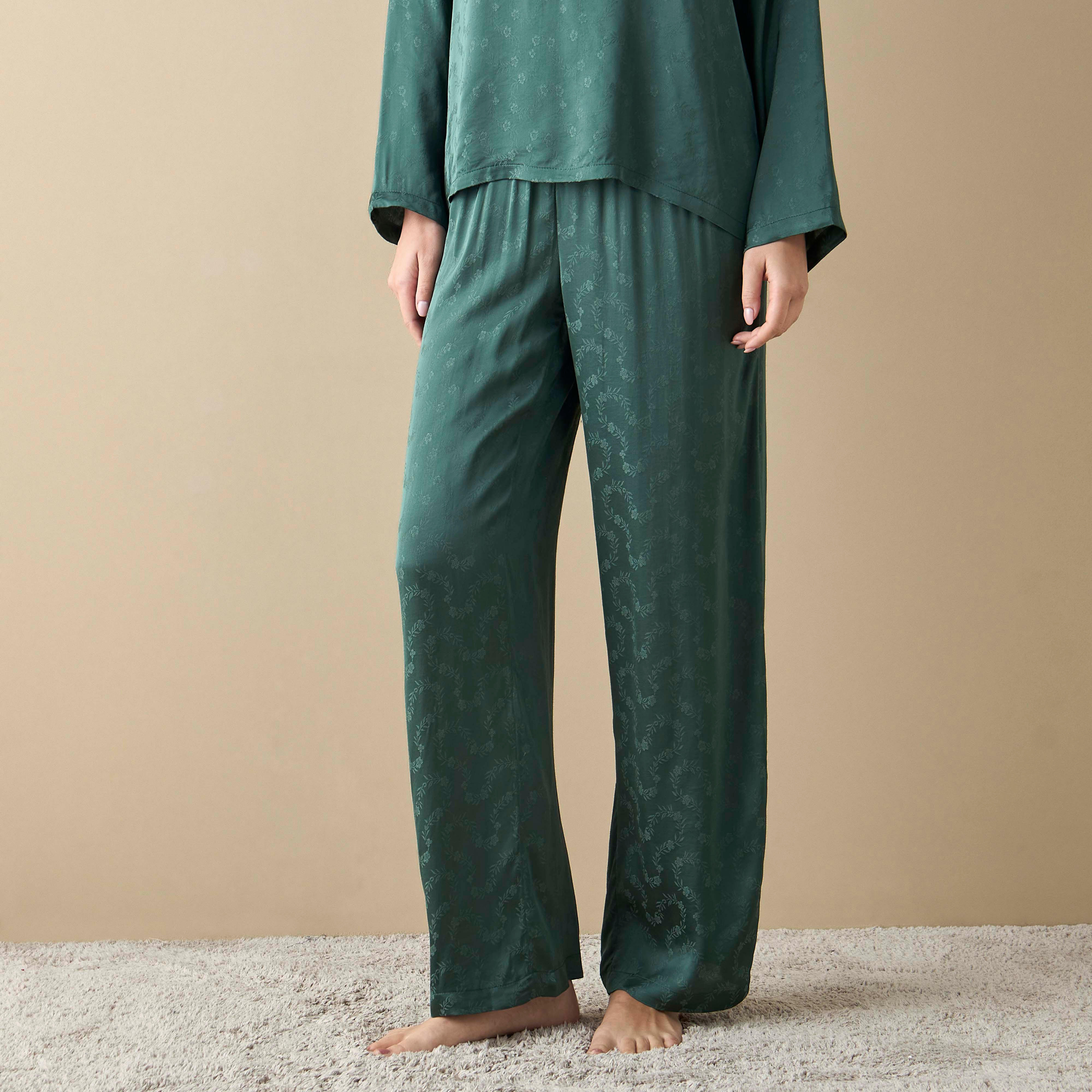 طقم بنطلون بيجاما وبلوزة بأكمام طويلة وتفاصيل أزهار-women-clothing-nightwear-pyjamas-longsets-image-4