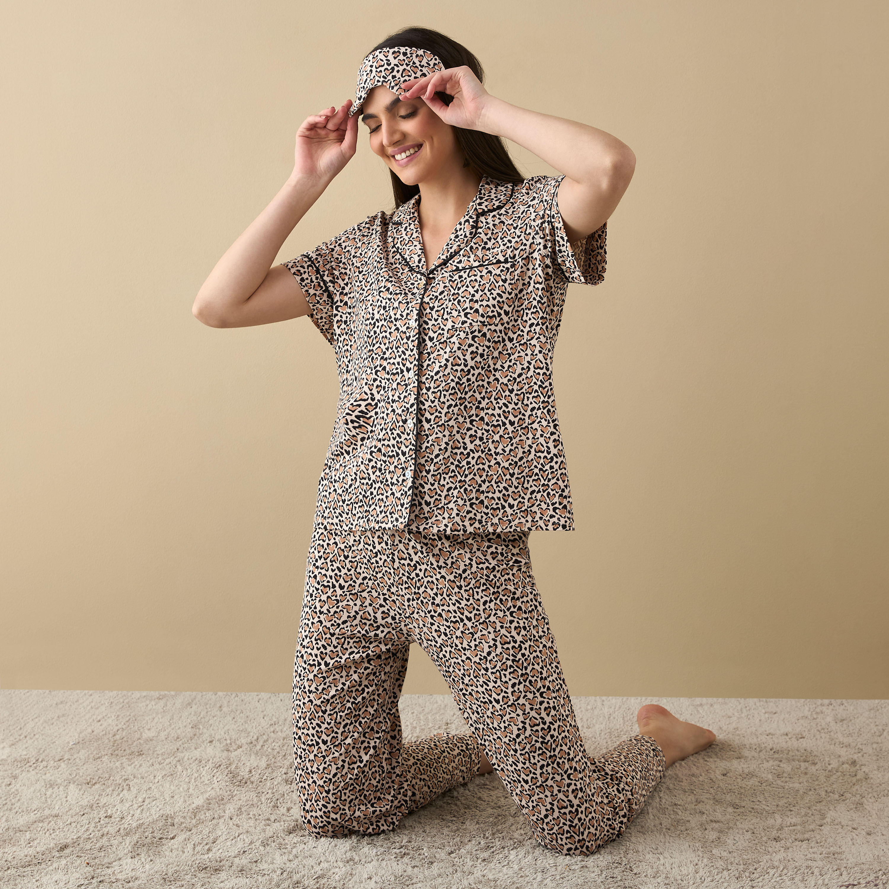 قميص بياقة مطويّة وطبعة قلب مع بيجامة وقناع للعين-women-clothing-nightwear-pyjamas-longsets-image-1