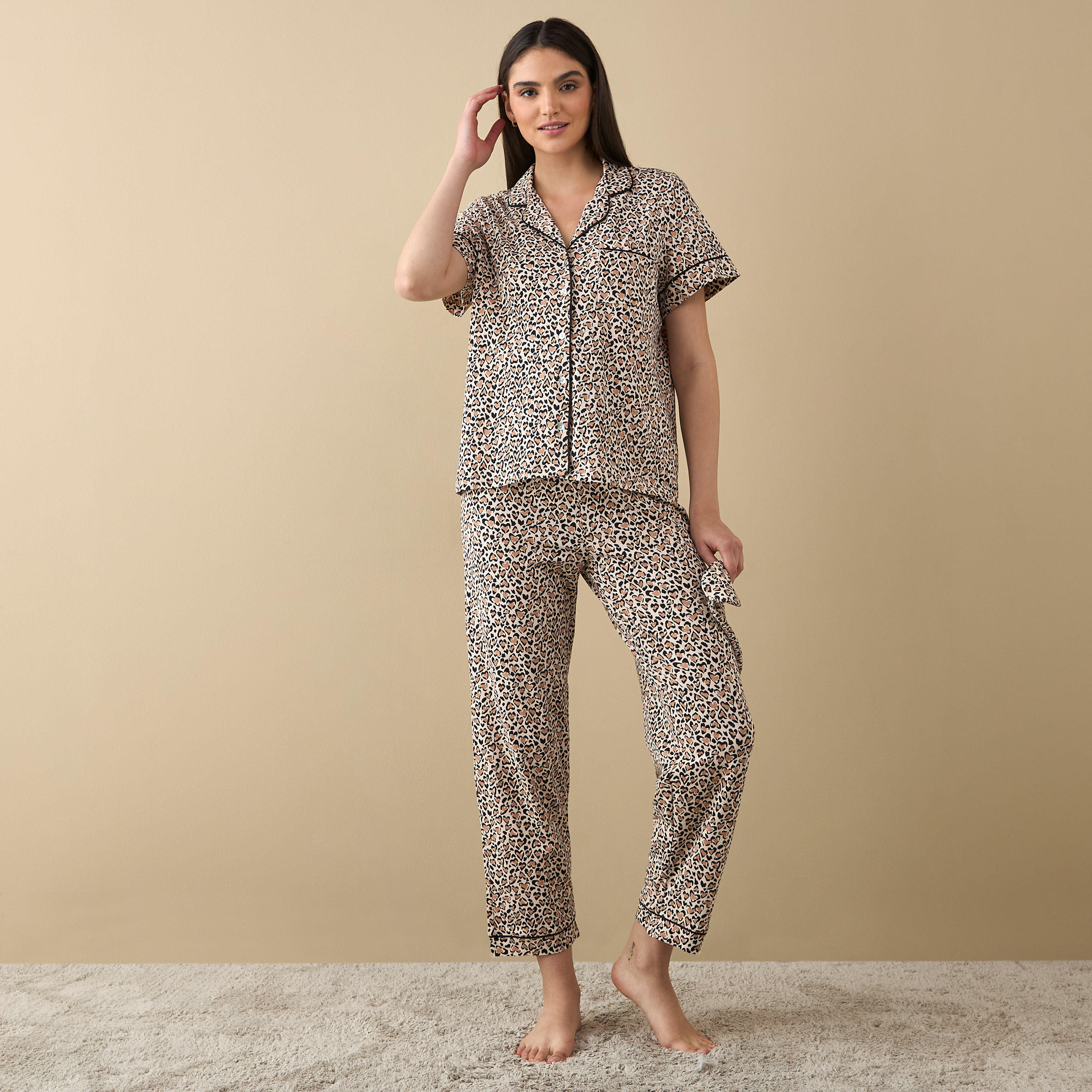 قميص بياقة مطويّة وطبعة قلب مع بيجامة وقناع للعين-women-clothing-nightwear-pyjamas-longsets-image-2
