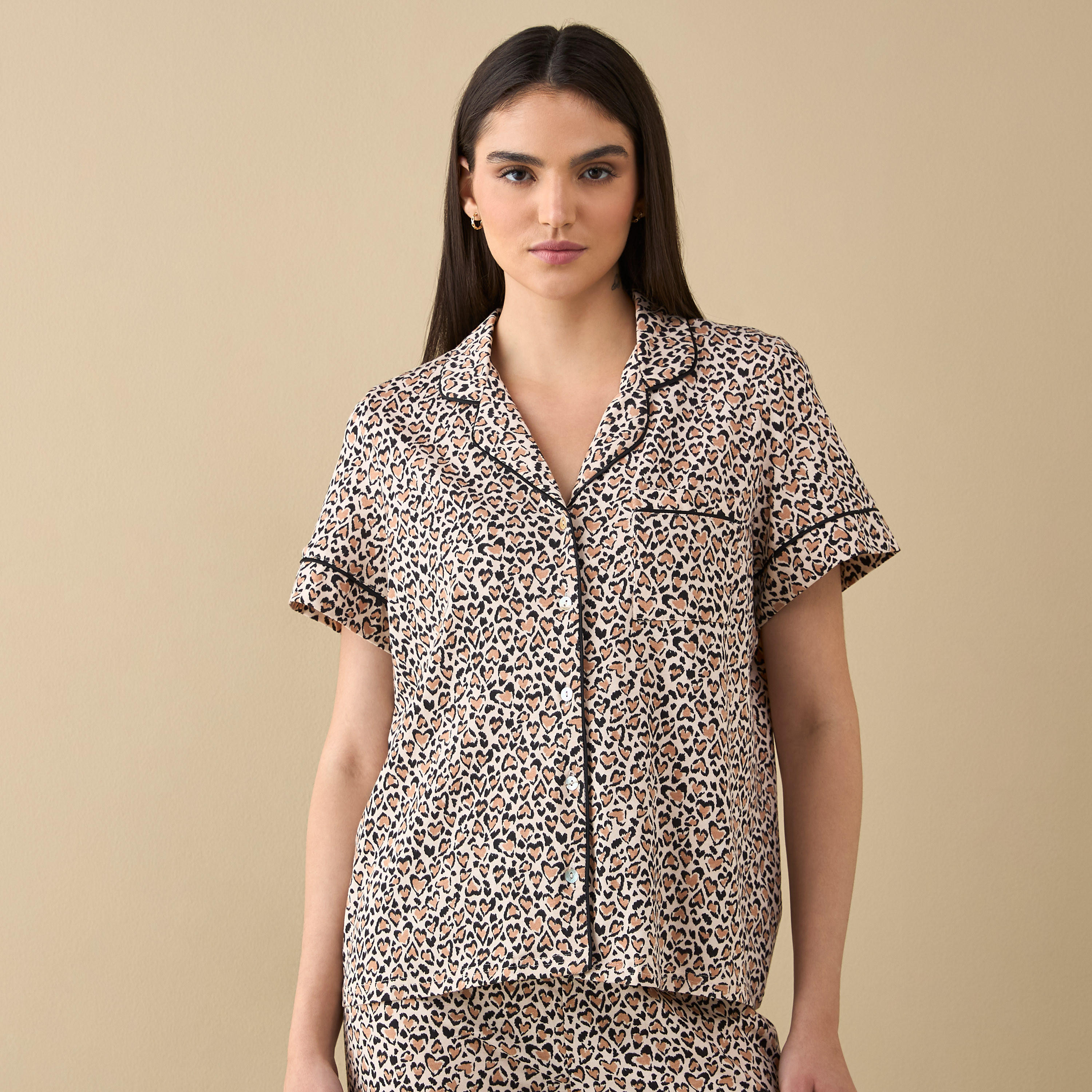 قميص بياقة مطويّة وطبعة قلب مع بيجامة وقناع للعين-women-clothing-nightwear-pyjamas-longsets-image-3