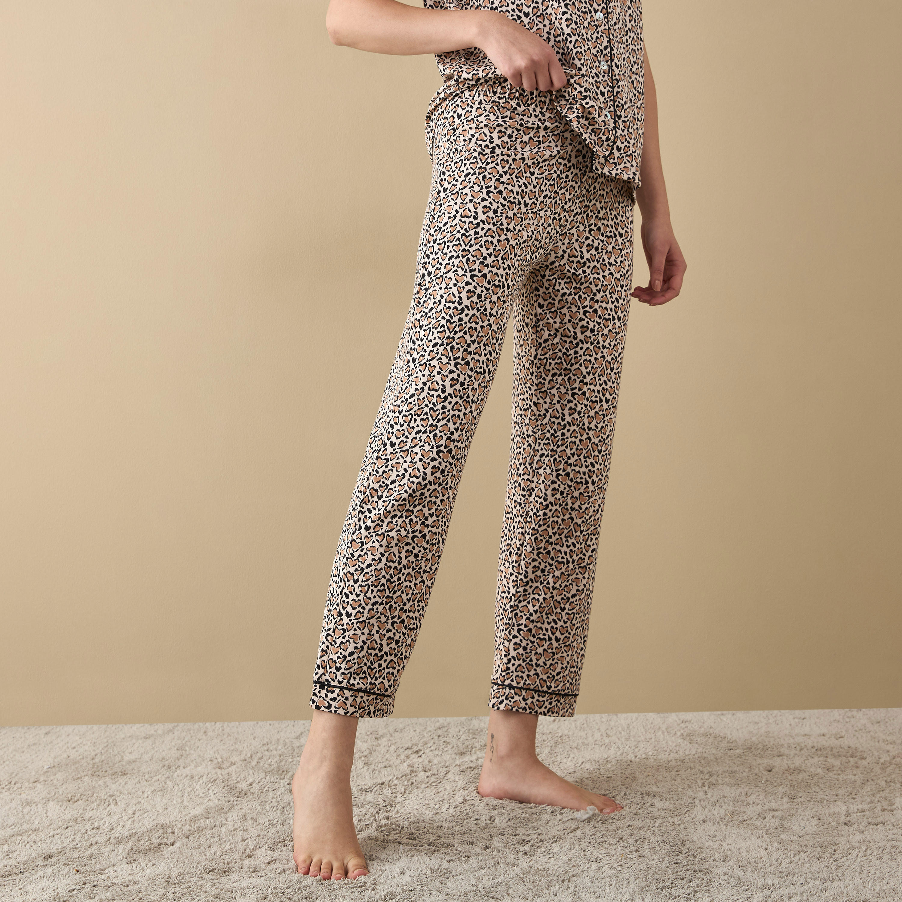 قميص بياقة مطويّة وطبعة قلب مع بيجامة وقناع للعين-women-clothing-nightwear-pyjamas-longsets-image-4