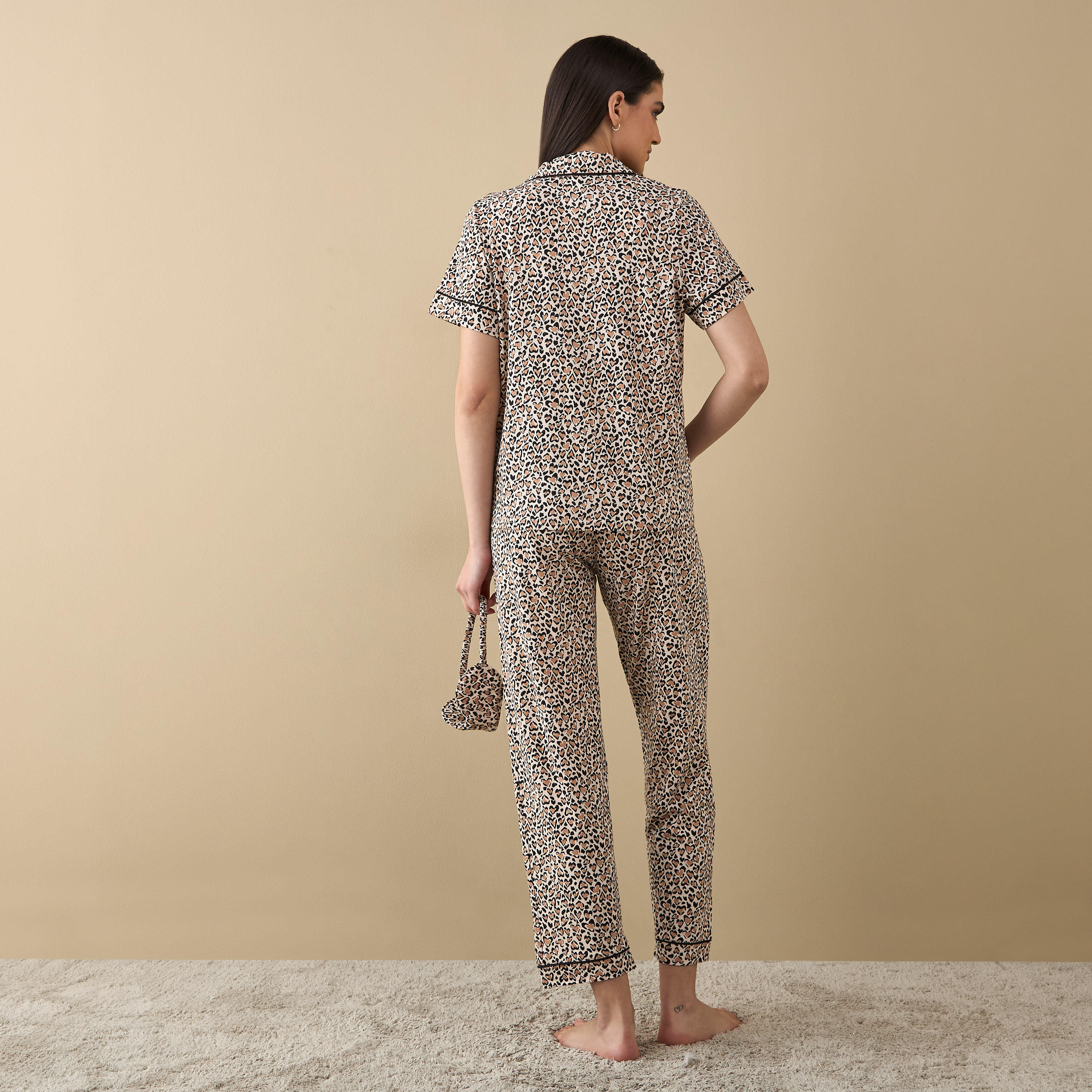قميص بياقة مطويّة وطبعة قلب مع بيجامة وقناع للعين-women-clothing-nightwear-pyjamas-longsets-image-5
