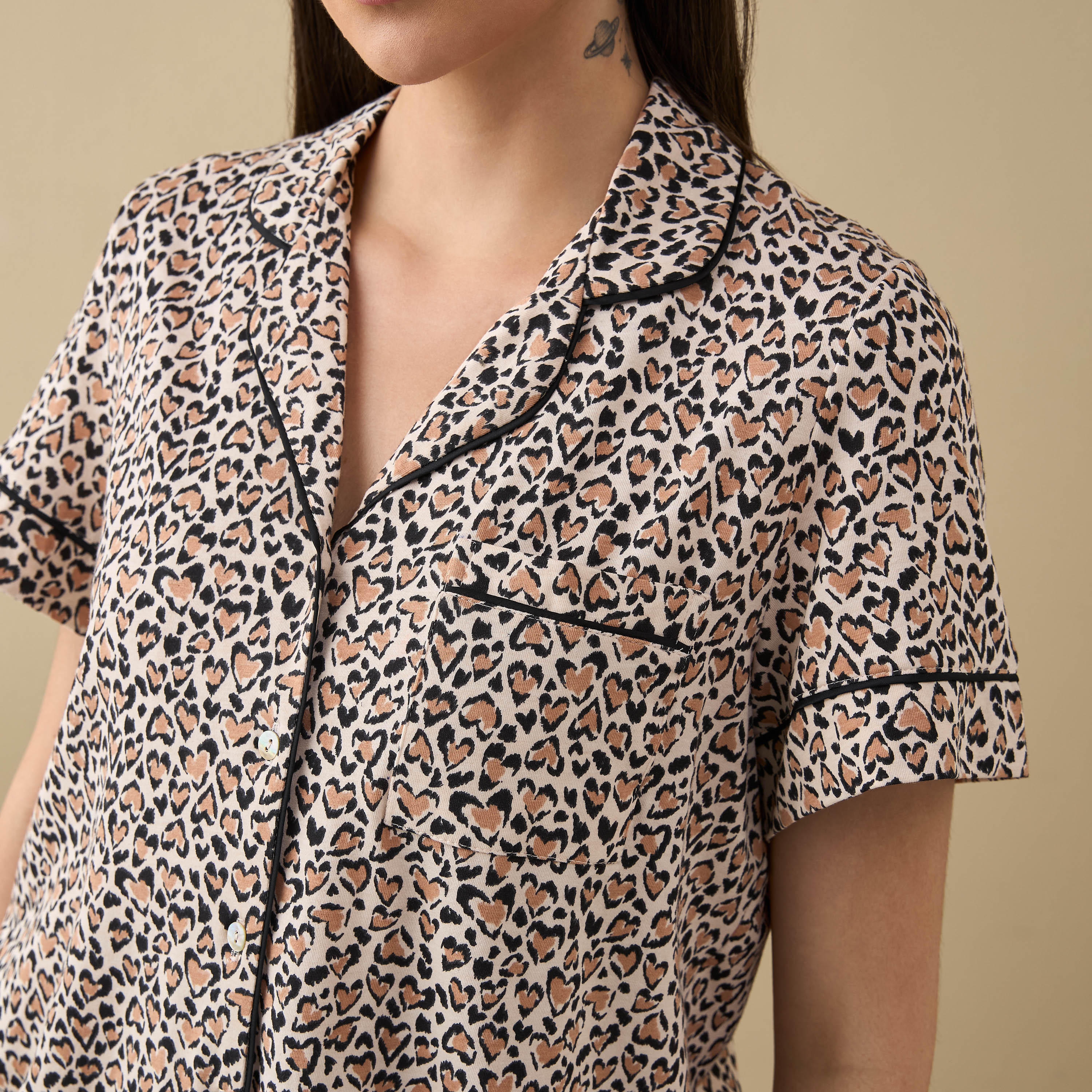 قميص بياقة مطويّة وطبعة قلب مع بيجامة وقناع للعين-women-clothing-nightwear-pyjamas-longsets-image-7