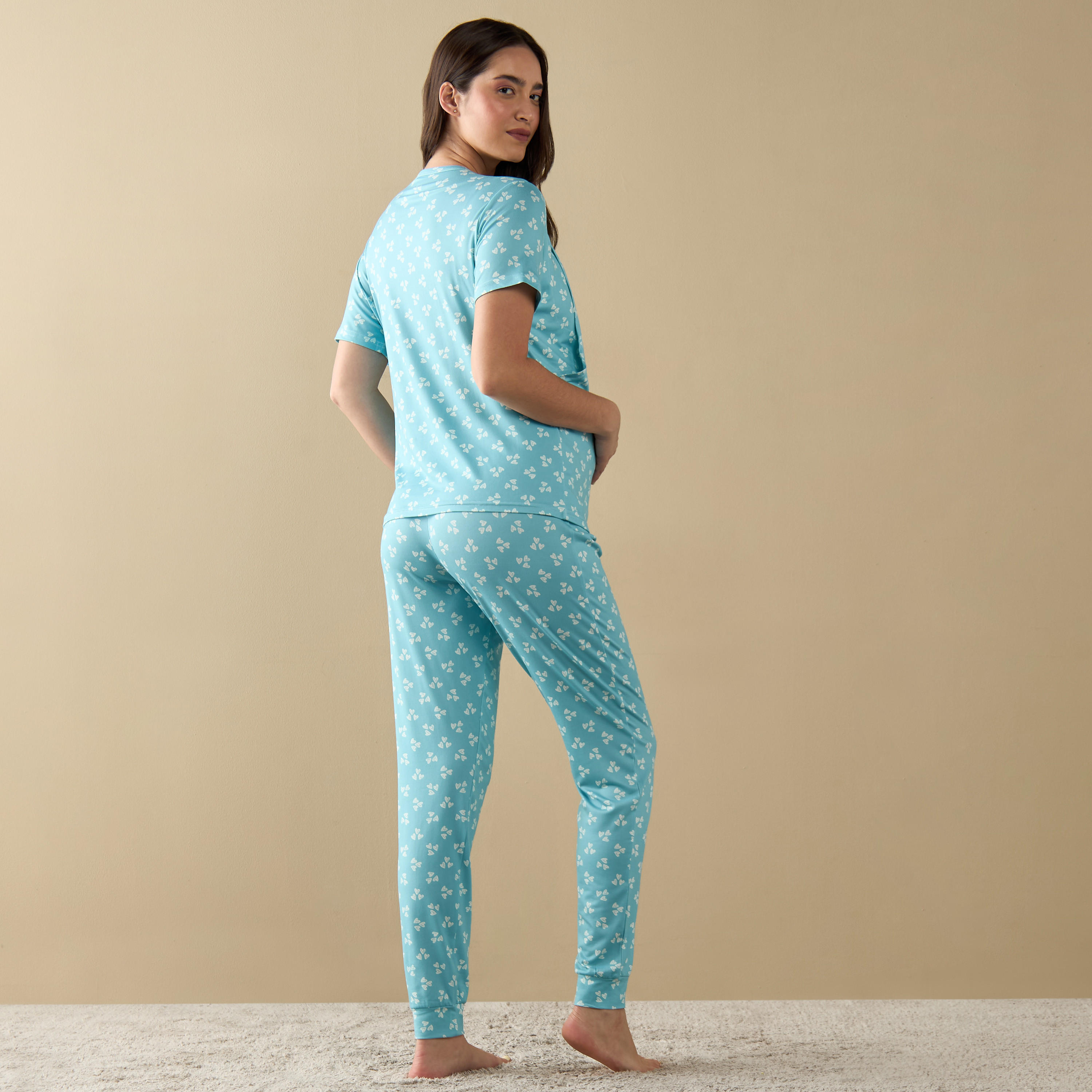 طقم بنطلون بيجاما وتيشيرت للرضاعة بطبعات قلب-women-clothing-maternity-nightwear-image-4