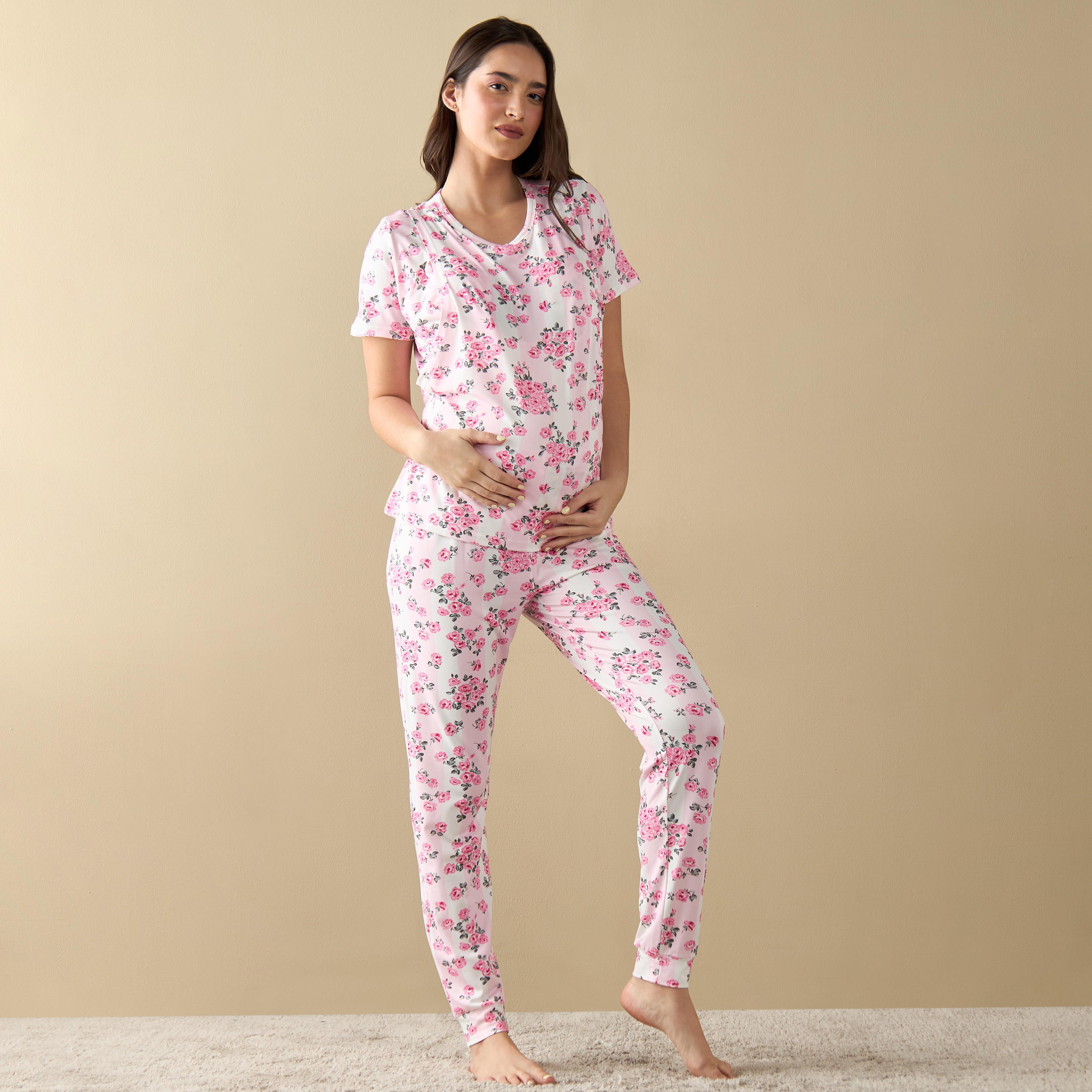 طقم بنطلون بيجاما وتيشيرت للرضاعة بطبعات زهرية-women-clothing-maternity-nightwear-image-1