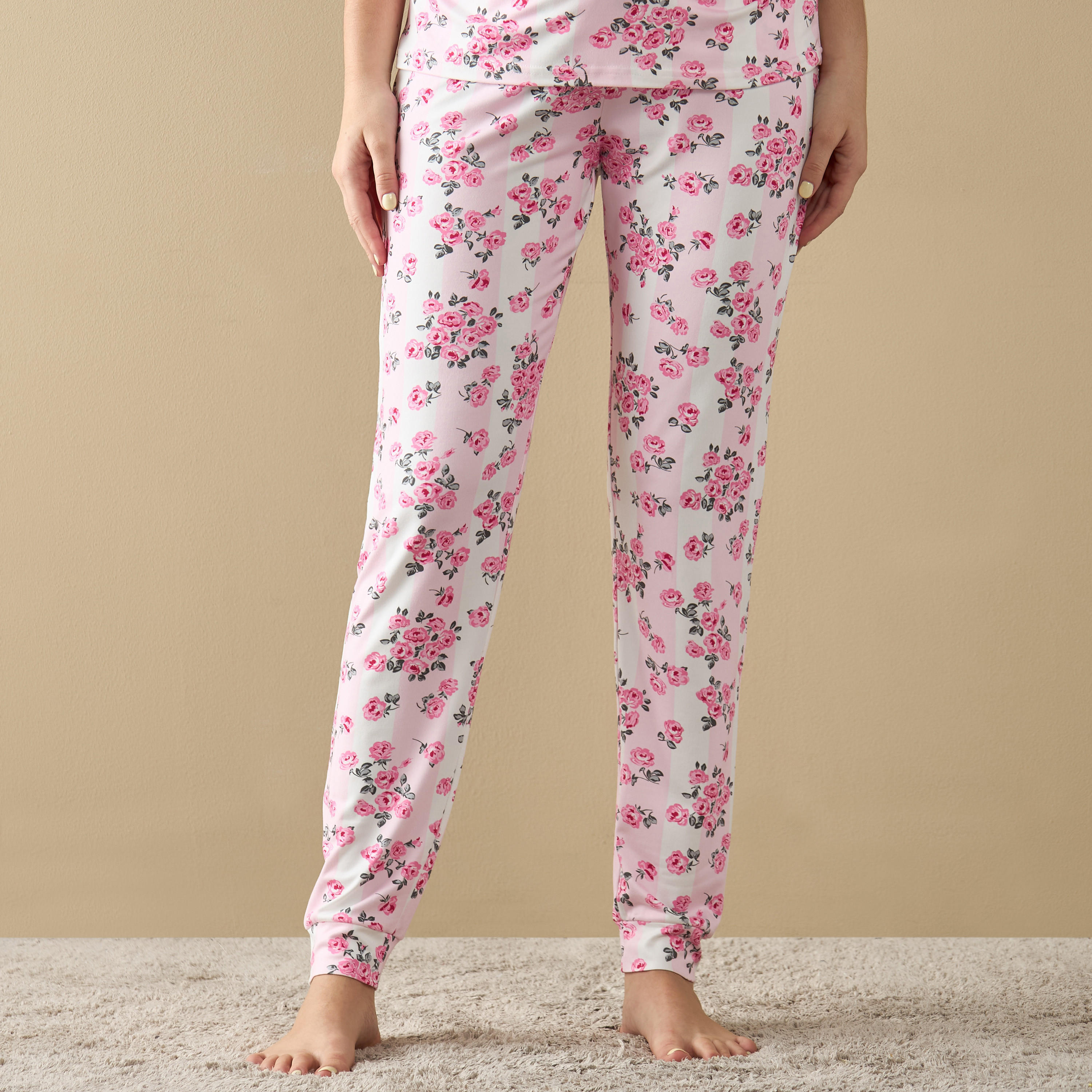 طقم بنطلون بيجاما وتيشيرت للرضاعة بطبعات زهرية-women-clothing-maternity-nightwear-image-3