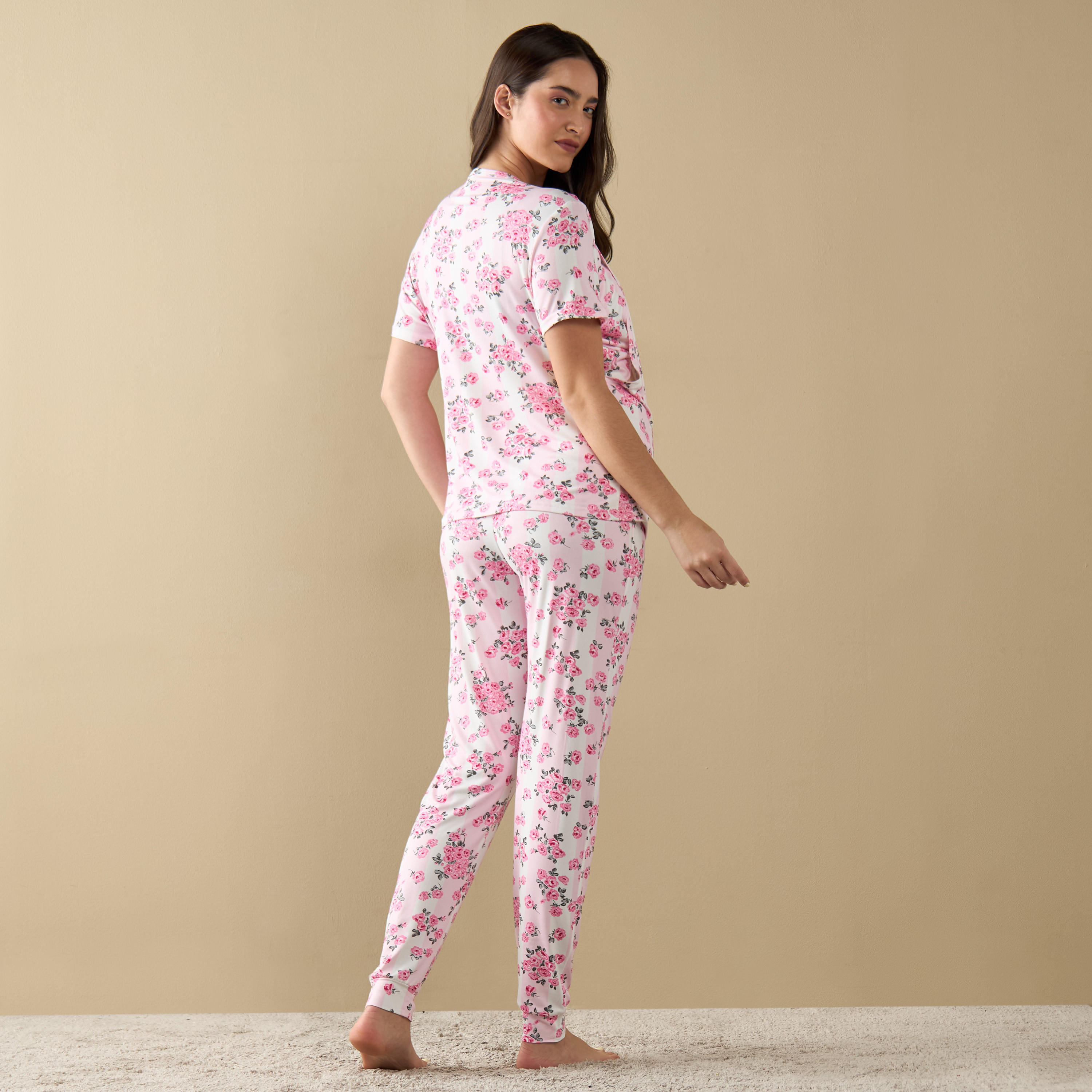 طقم بنطلون بيجاما وتيشيرت للرضاعة بطبعات زهرية-women-clothing-maternity-nightwear-image-4