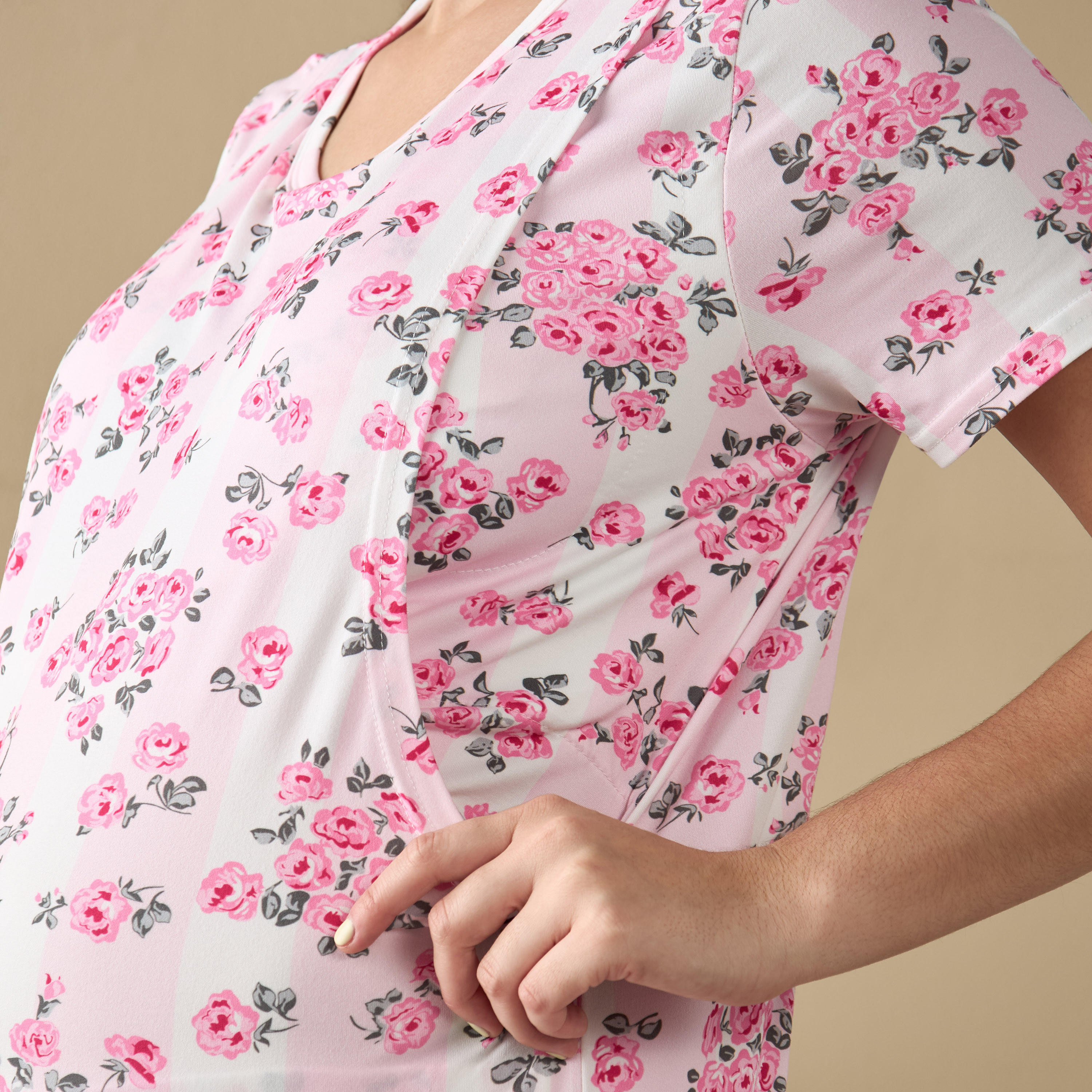 طقم بنطلون بيجاما وتيشيرت للرضاعة بطبعات زهرية-women-clothing-maternity-nightwear-image-5