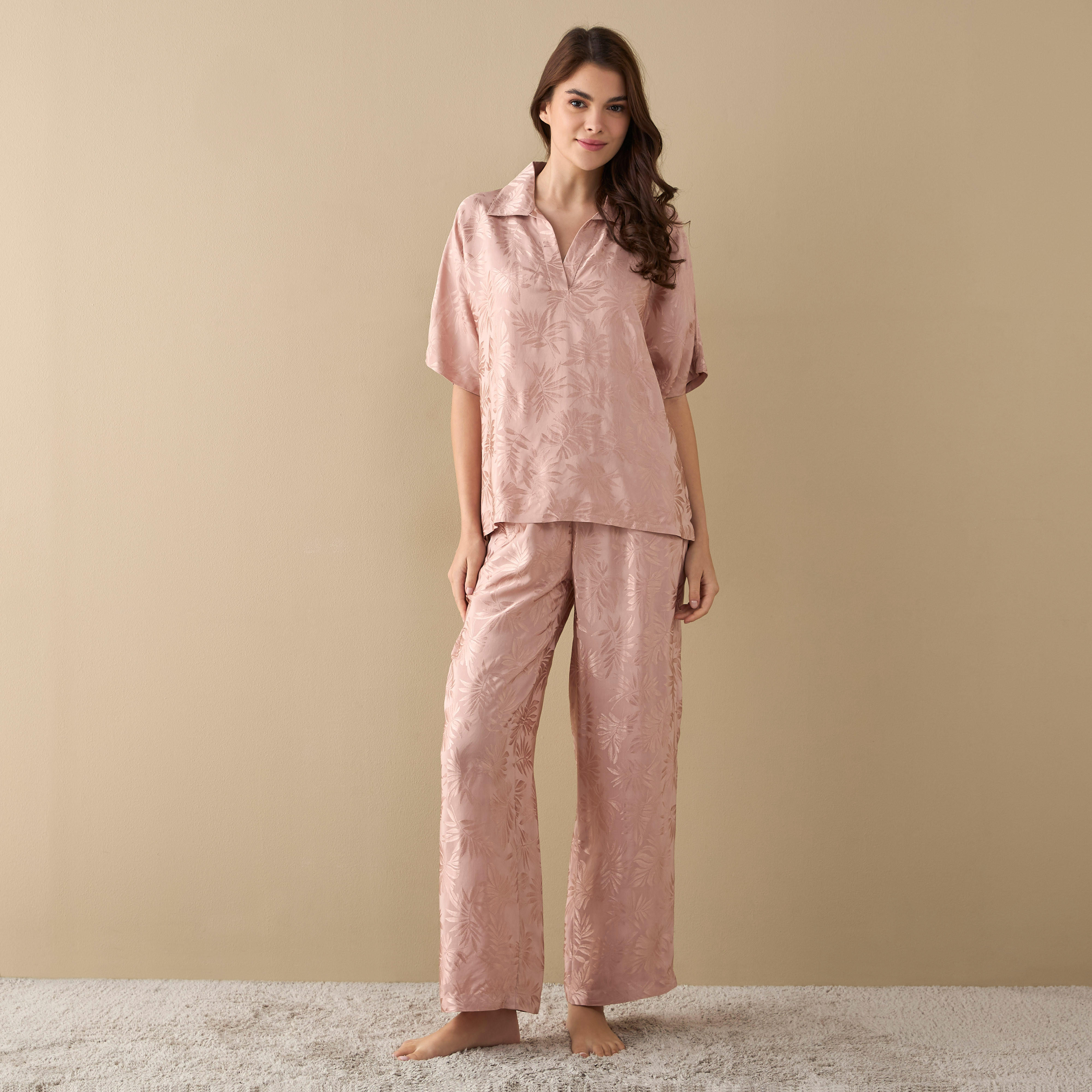 طقم بنطلون بيجاما وقميص بطبعات ورق شجر-women-clothing-nightwear-pyjamas-longsets-image-1