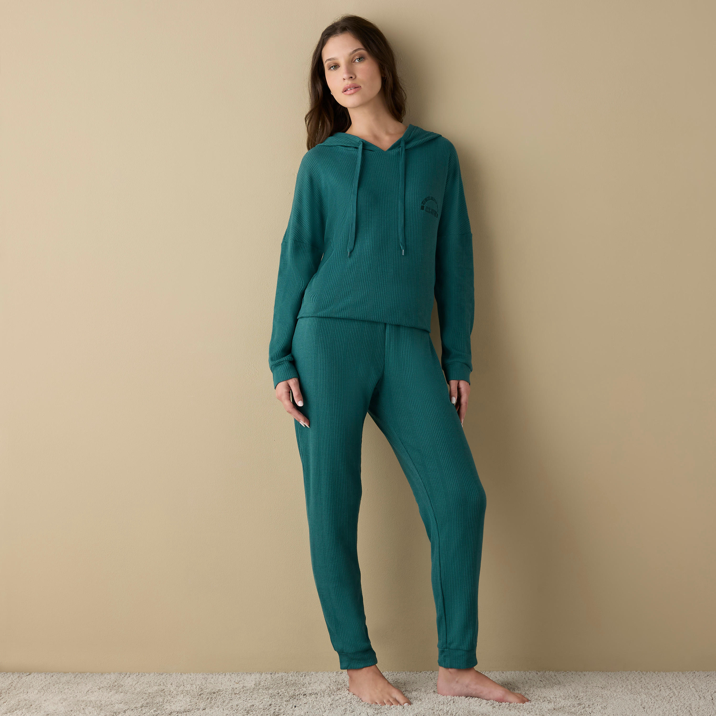 طقم هودي بأكمام طويلة بنمط وافل بارز الملمس وبنطلون رياضي بخصر مطاطي-women-clothing-nightwear-pyjamas-longsets-image-1