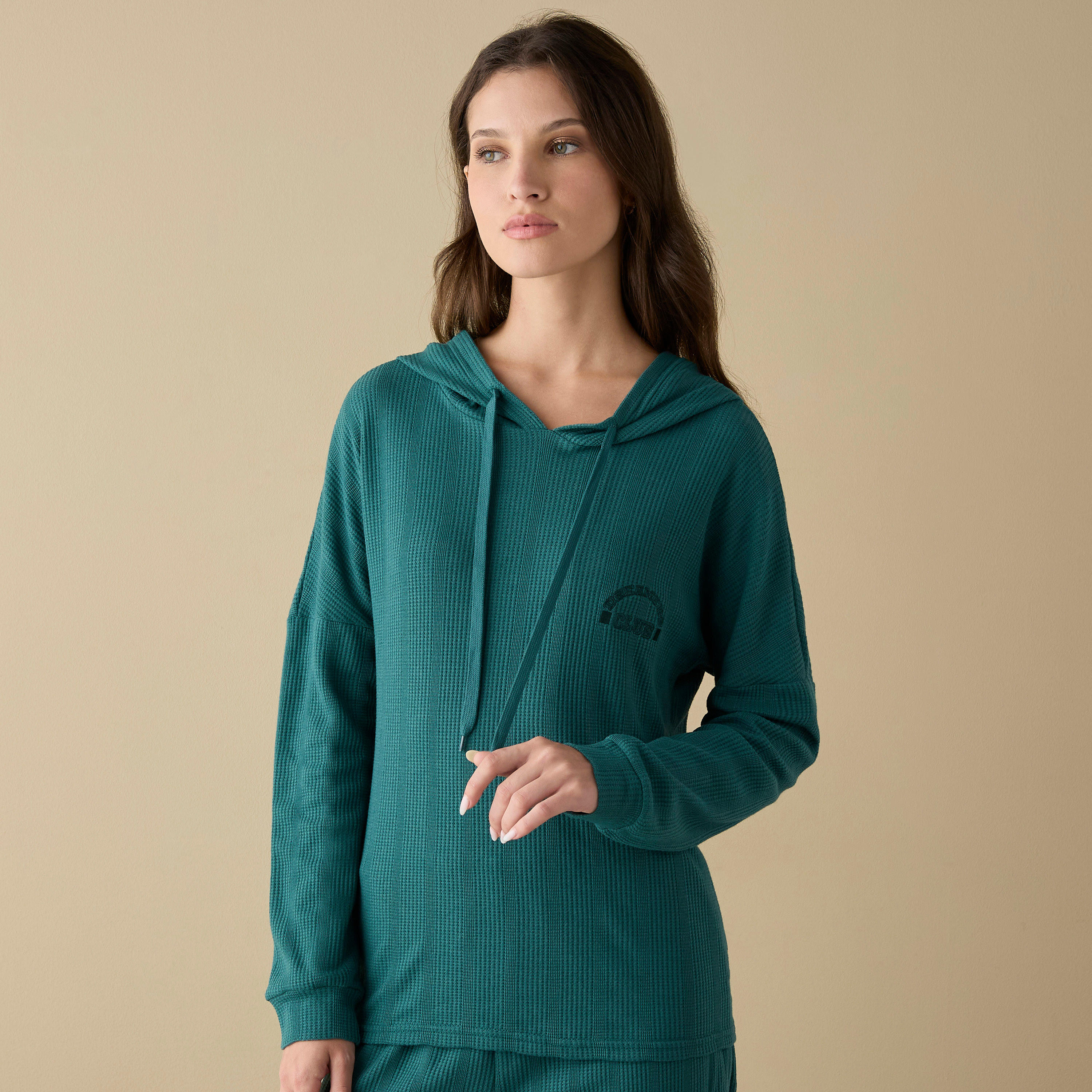 طقم هودي بأكمام طويلة بنمط وافل بارز الملمس وبنطلون رياضي بخصر مطاطي-women-clothing-nightwear-pyjamas-longsets-image-2