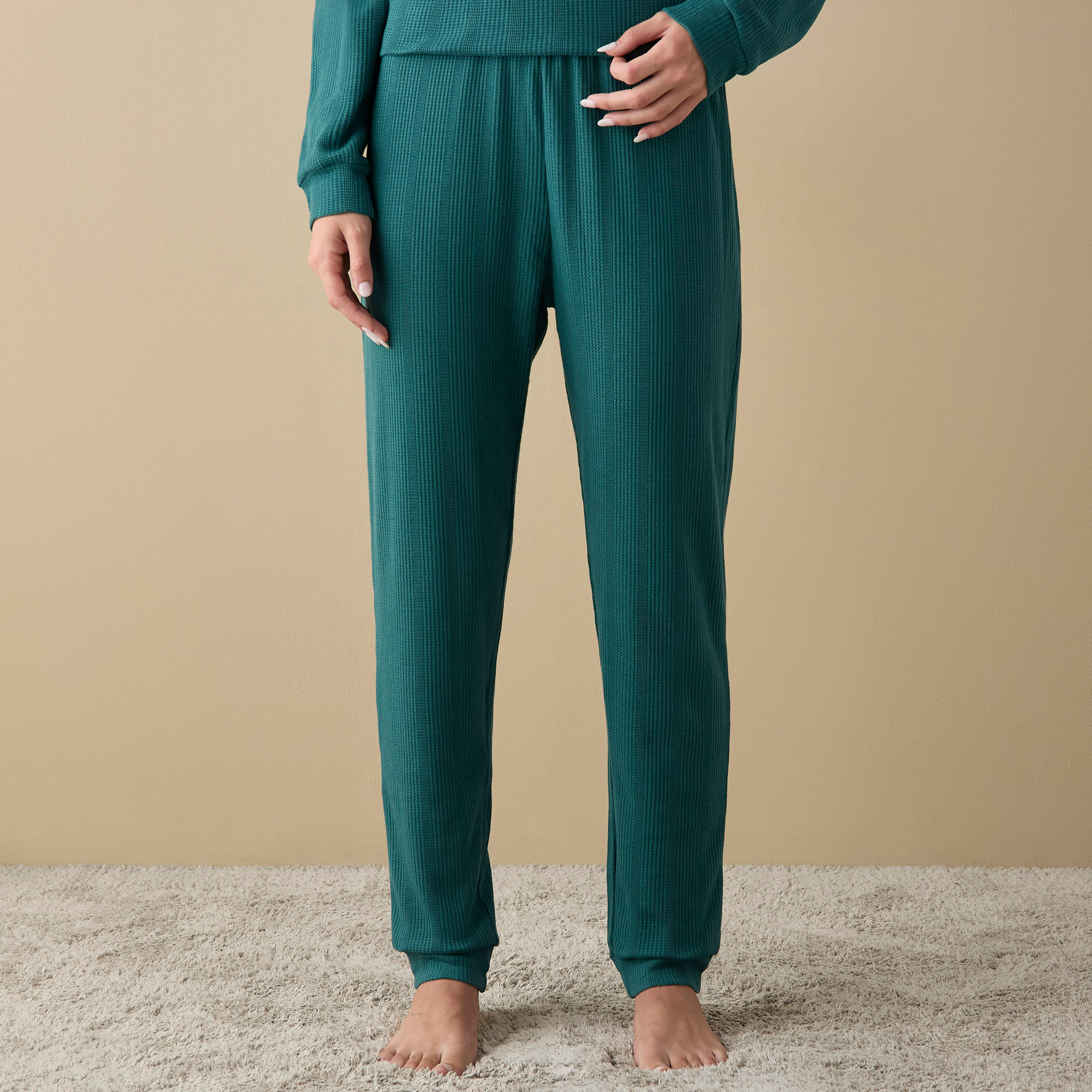 طقم هودي بأكمام طويلة بنمط وافل بارز الملمس وبنطلون رياضي بخصر مطاطي-women-clothing-nightwear-pyjamas-longsets-image-3