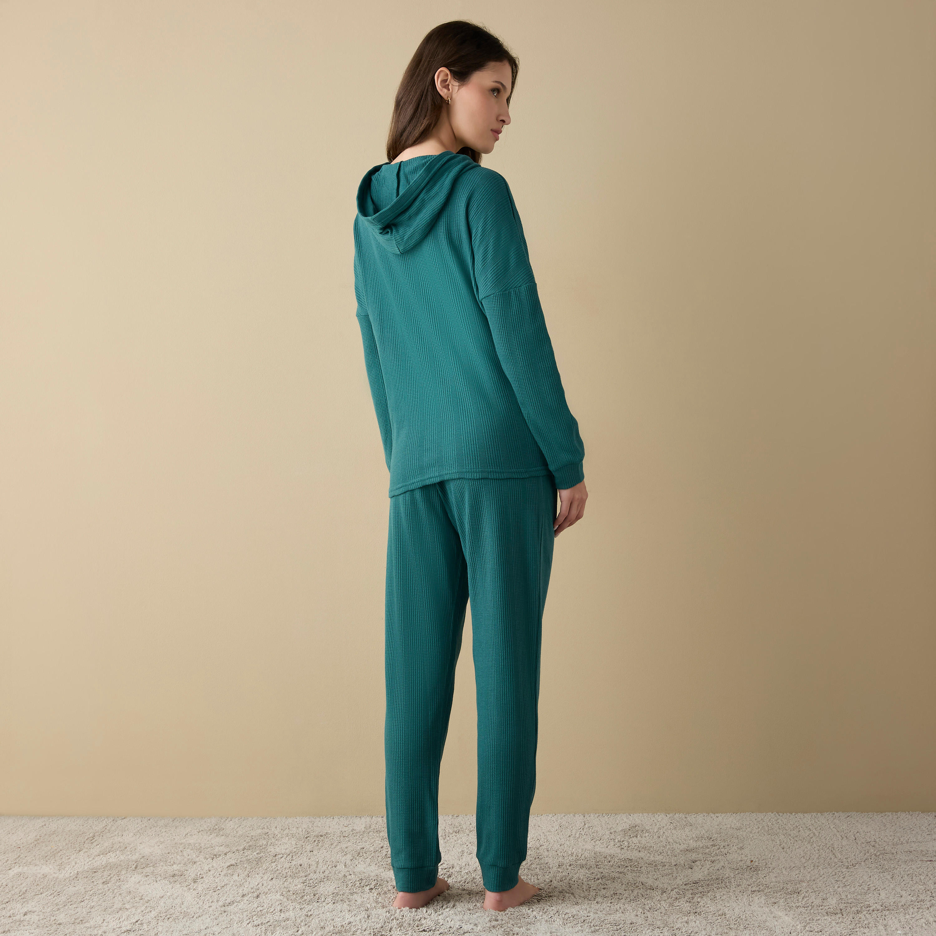 طقم هودي بأكمام طويلة بنمط وافل بارز الملمس وبنطلون رياضي بخصر مطاطي-women-clothing-nightwear-pyjamas-longsets-image-4