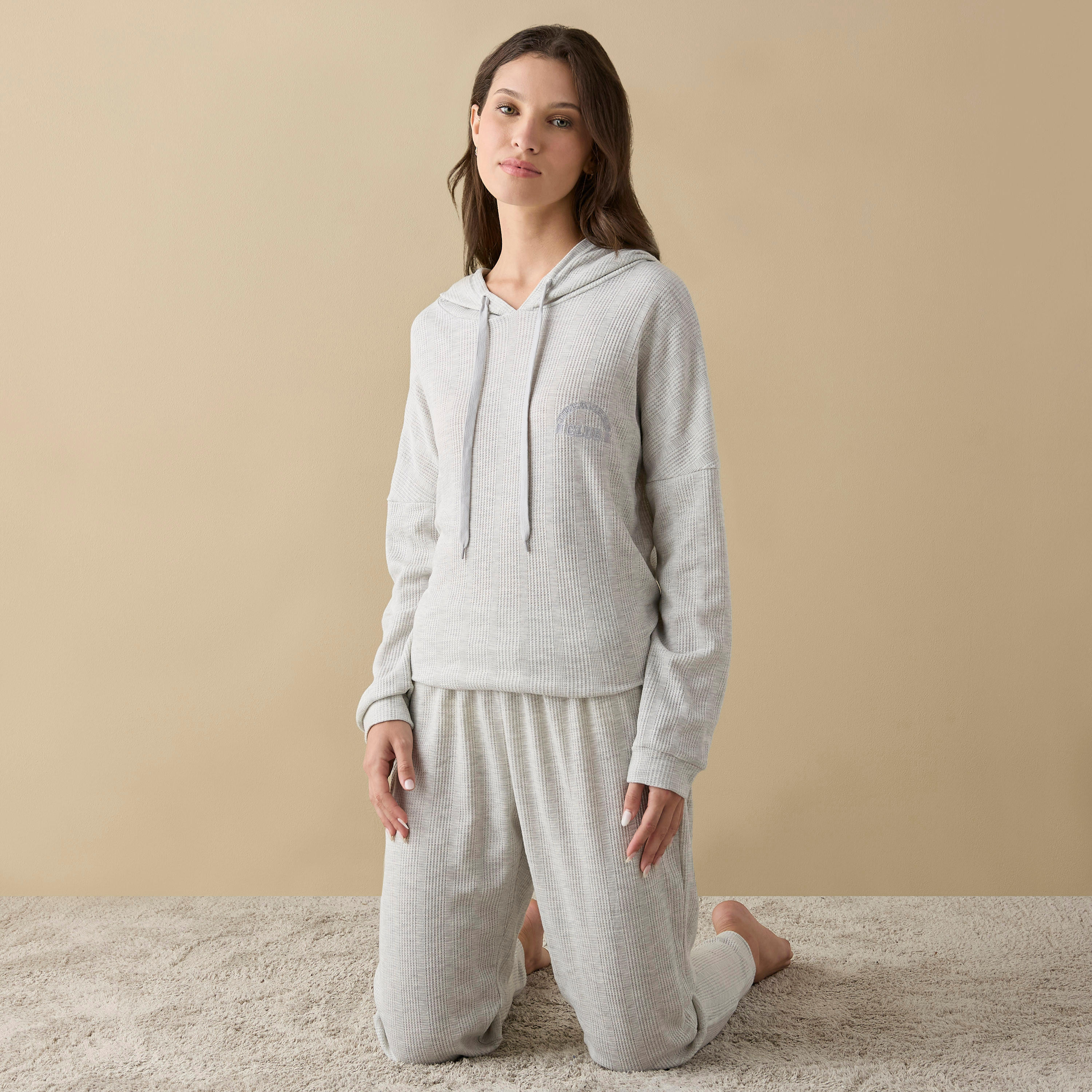 طقم هودي بأكمام طويلة بنمط وافل بارز الملمس وبنطلون رياضي بخصر مطاطي-women-clothing-nightwear-pyjamas-longsets-image-1