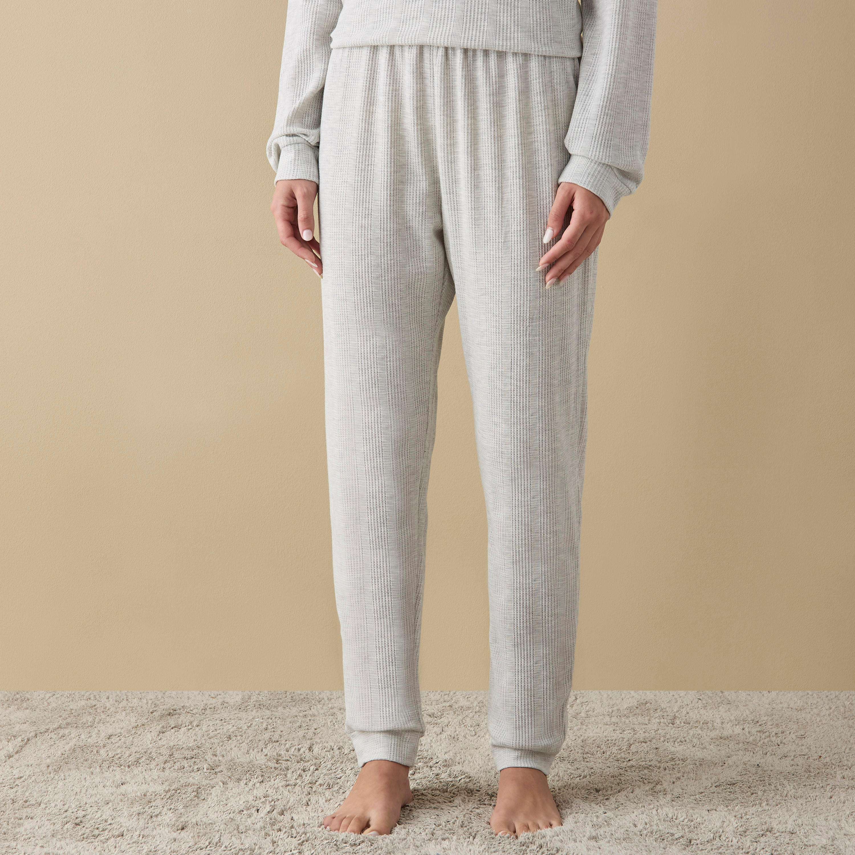 طقم هودي بأكمام طويلة بنمط وافل بارز الملمس وبنطلون رياضي بخصر مطاطي-women-clothing-nightwear-pyjamas-longsets-image-3