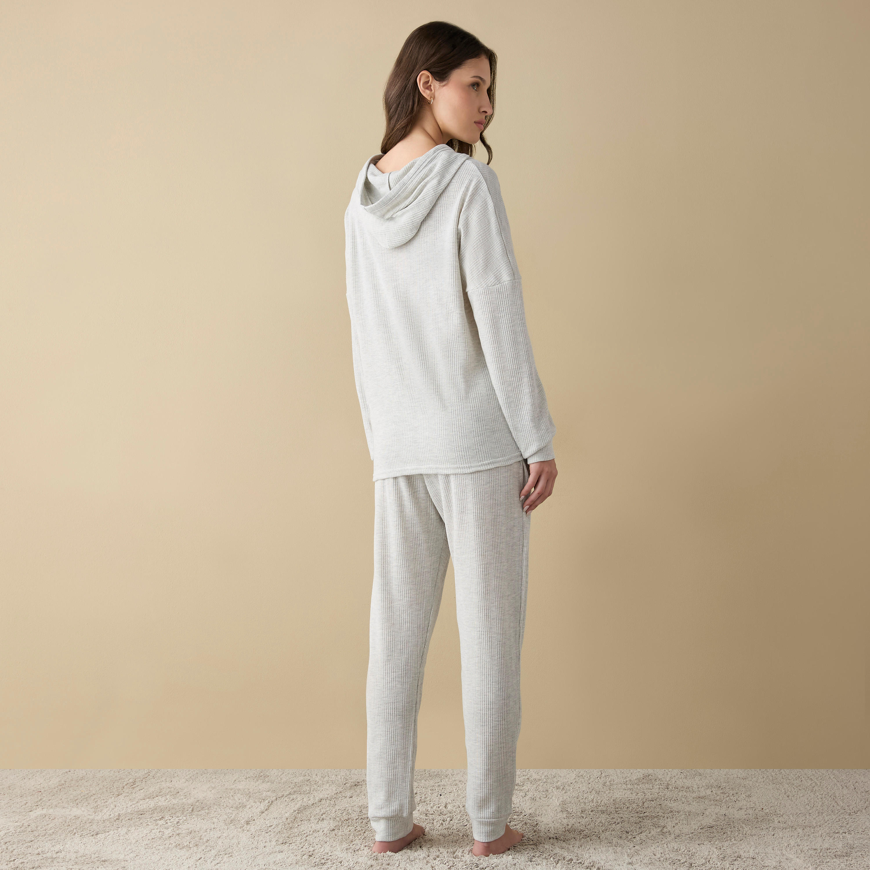 طقم هودي بأكمام طويلة بنمط وافل بارز الملمس وبنطلون رياضي بخصر مطاطي-women-clothing-nightwear-pyjamas-longsets-image-4