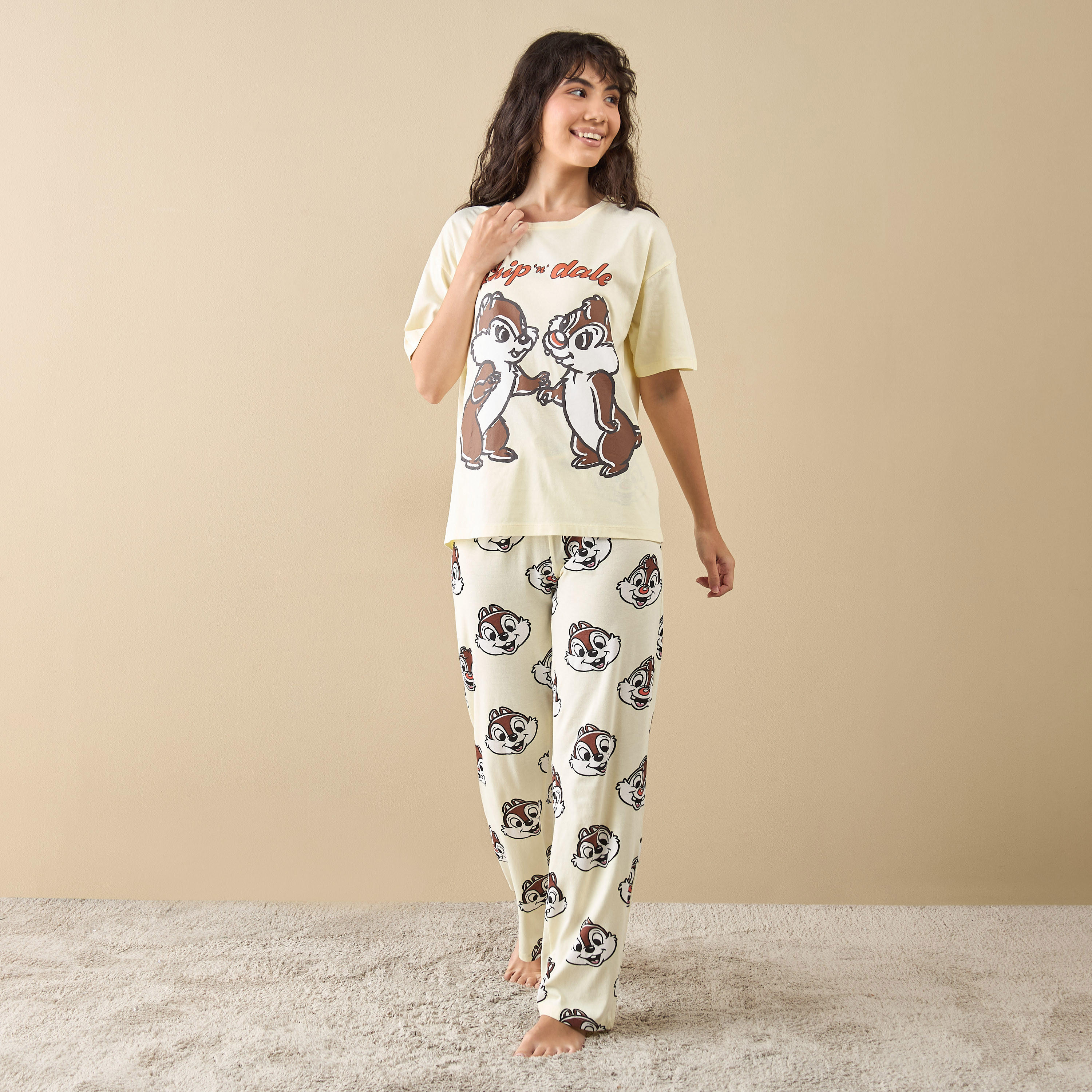 طقم بنطلون بيجاما وتيشيرت بطبعات تشيب آند ديل-women-clothing-nightwear-pyjamas-longsets-image-1