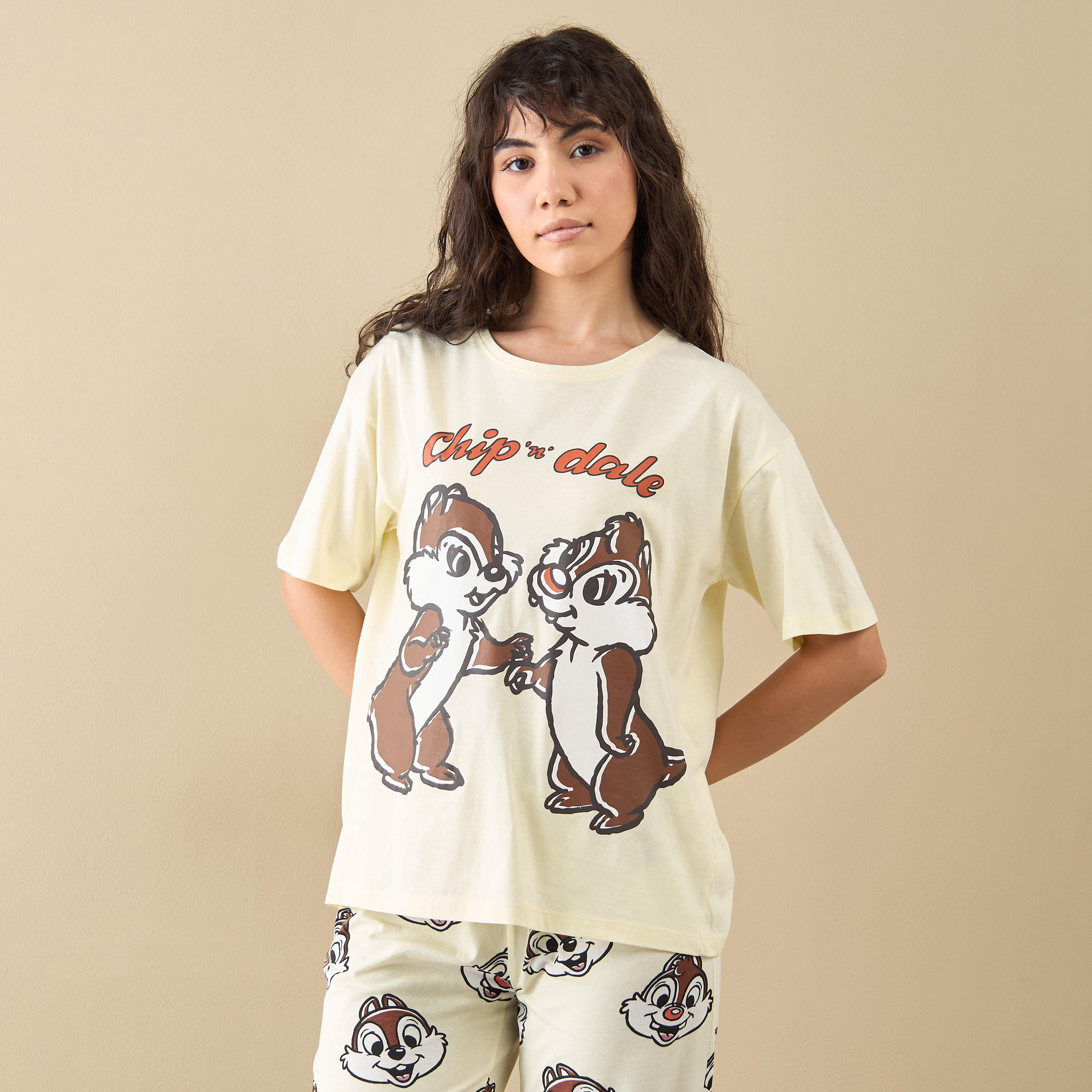 طقم بنطلون بيجاما وتيشيرت بطبعات تشيب آند ديل-women-clothing-nightwear-pyjamas-longsets-image-2