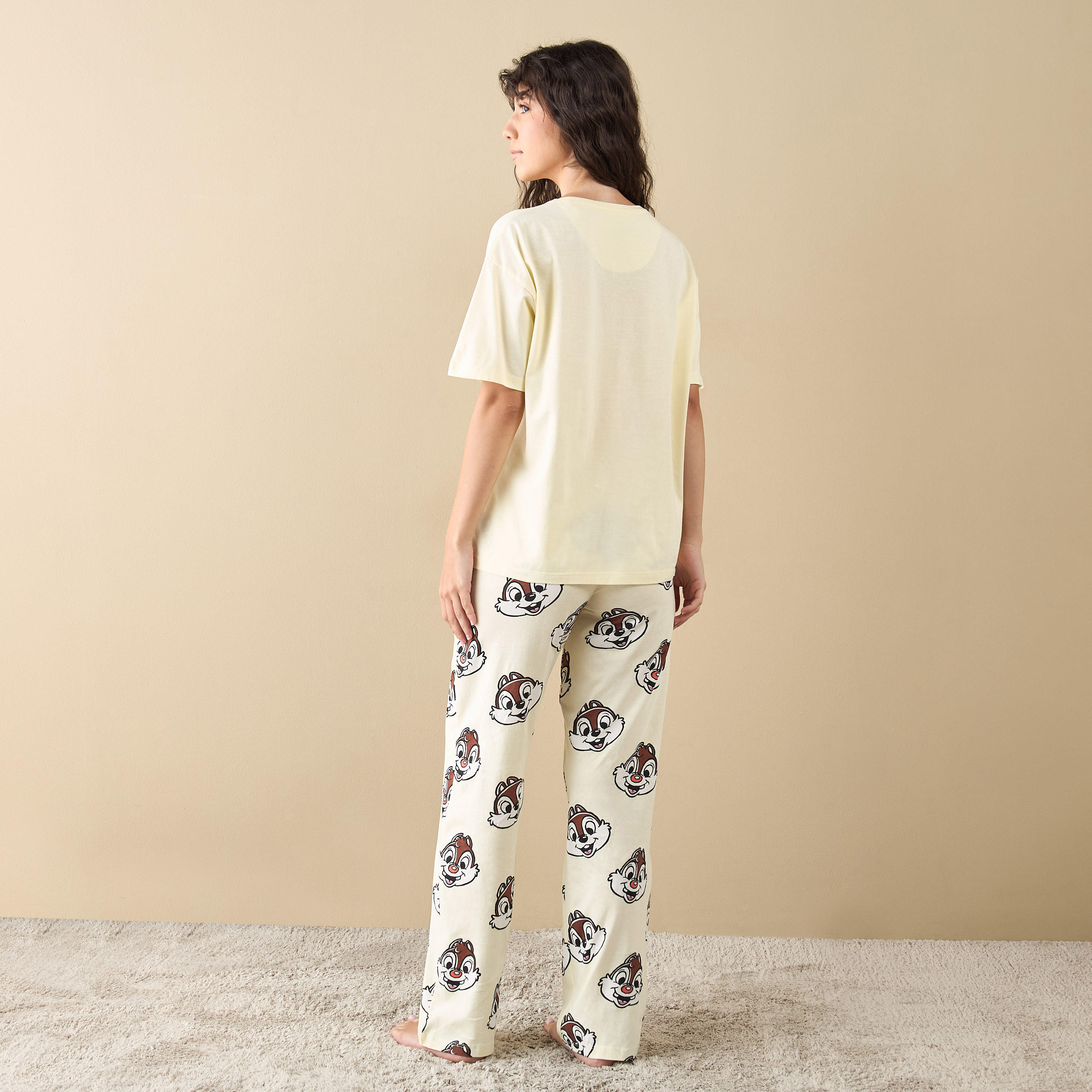طقم بنطلون بيجاما وتيشيرت بطبعات تشيب آند ديل-women-clothing-nightwear-pyjamas-longsets-image-3