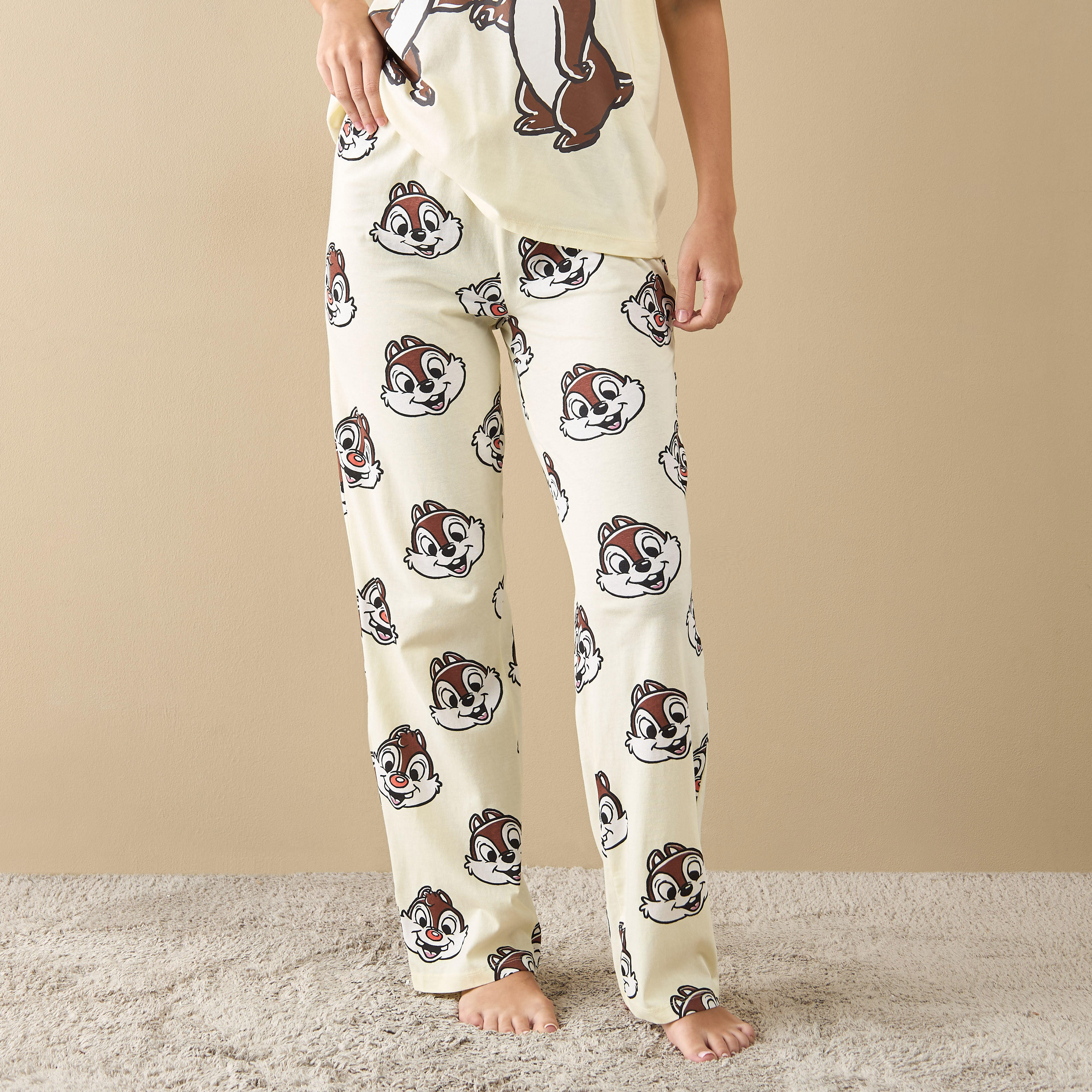 طقم بنطلون بيجاما وتيشيرت بطبعات تشيب آند ديل-women-clothing-nightwear-pyjamas-longsets-image-4