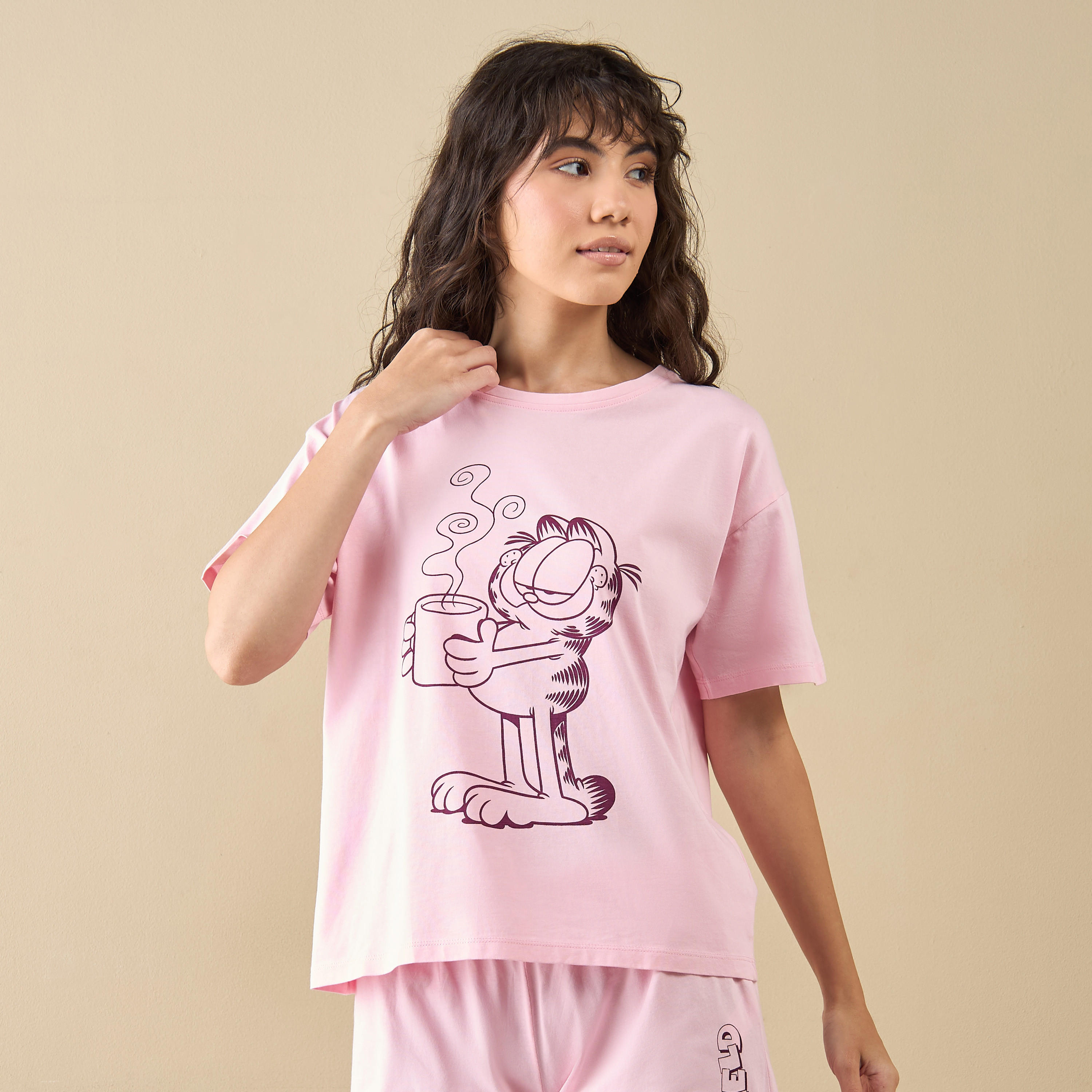 طقم شورت وتيشيرت بطبعات غارفيلد-women-clothing-nightwear-pyjamas-shortsets-image-4