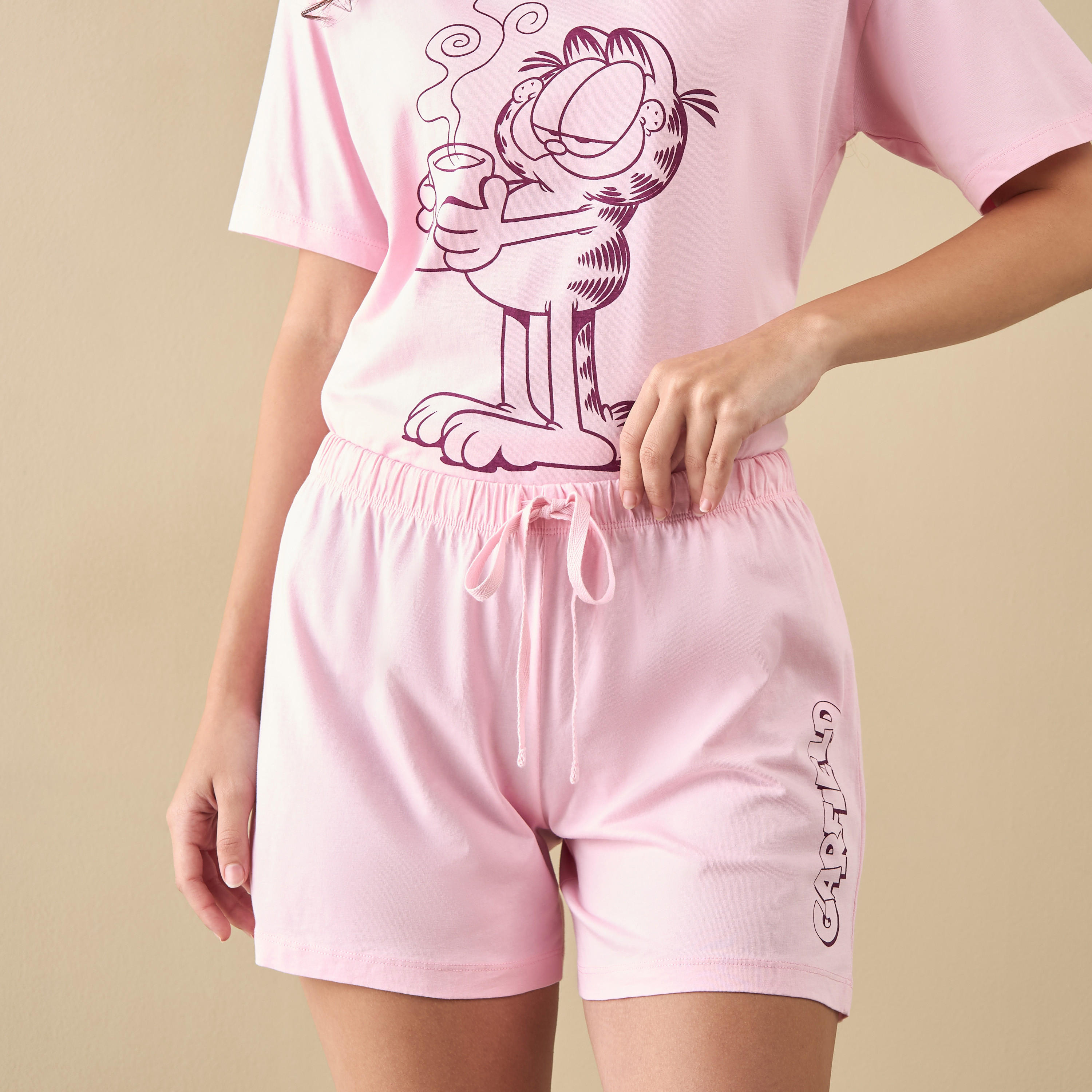 طقم شورت وتيشيرت بطبعات غارفيلد-women-clothing-nightwear-pyjamas-shortsets-image-2