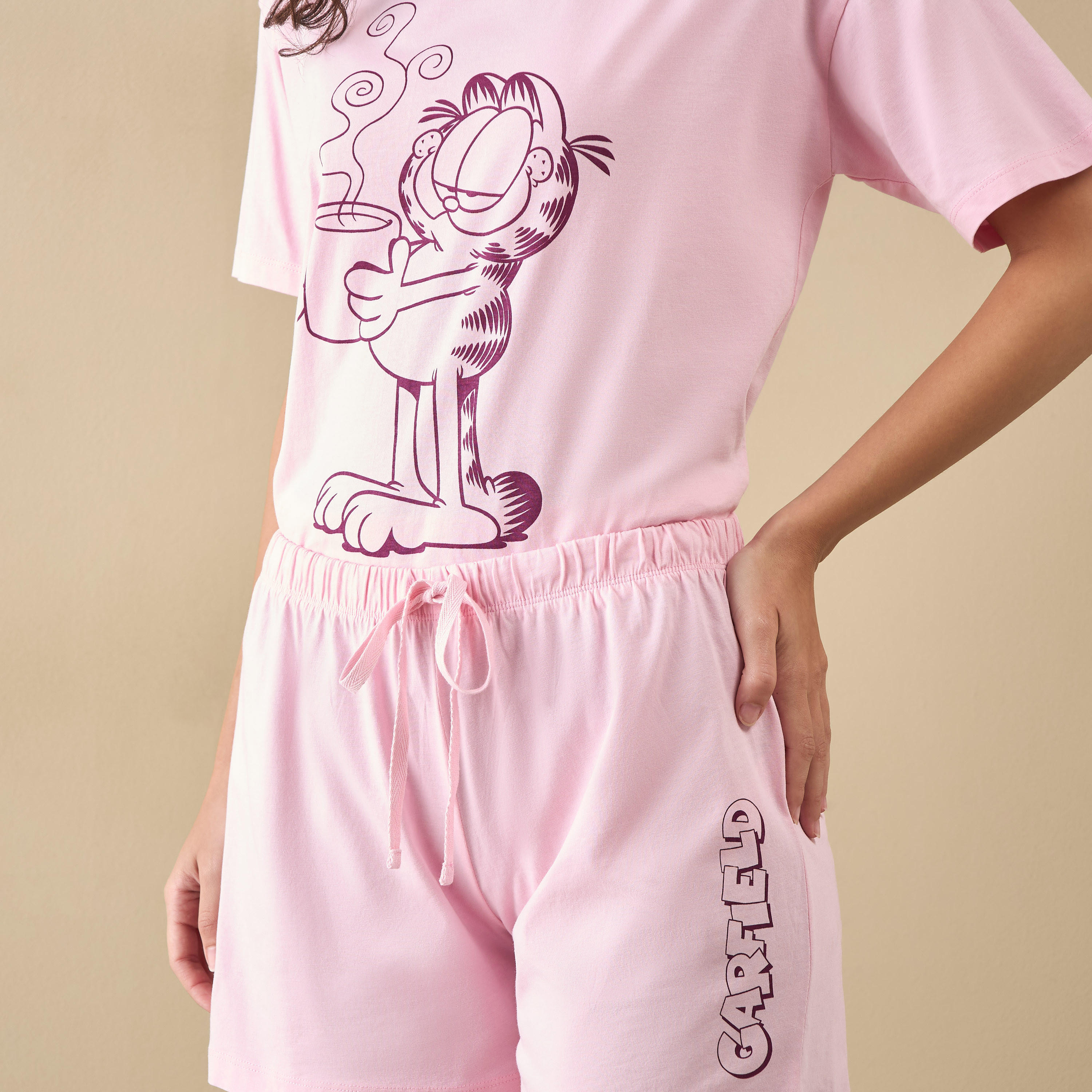 طقم شورت وتيشيرت بطبعات غارفيلد-women-clothing-nightwear-pyjamas-shortsets-image-1