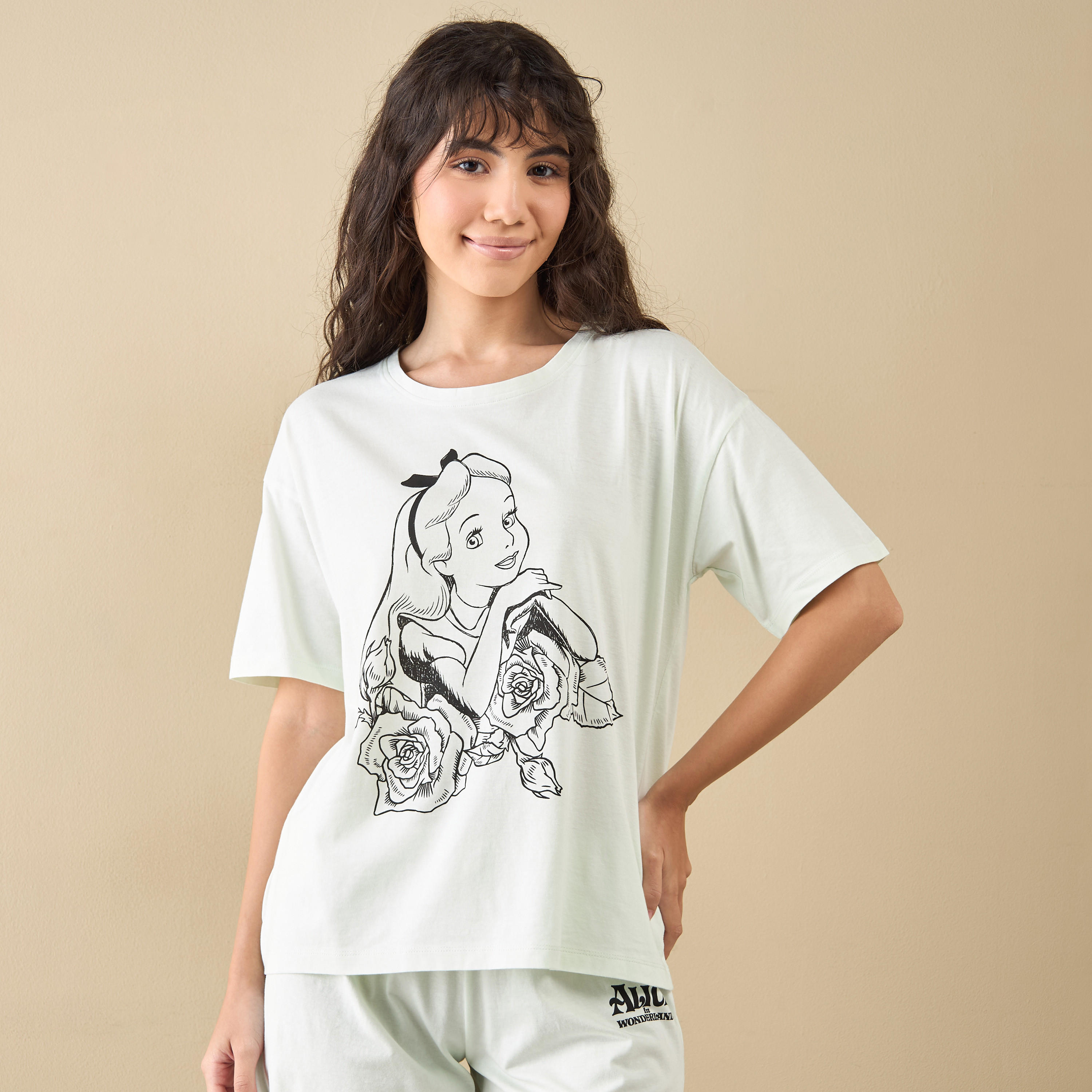 طقم شورت وتيشيرت بطبعات أليس في بلاد العجائب-women-clothing-nightwear-pyjamas-shortsets-image-2