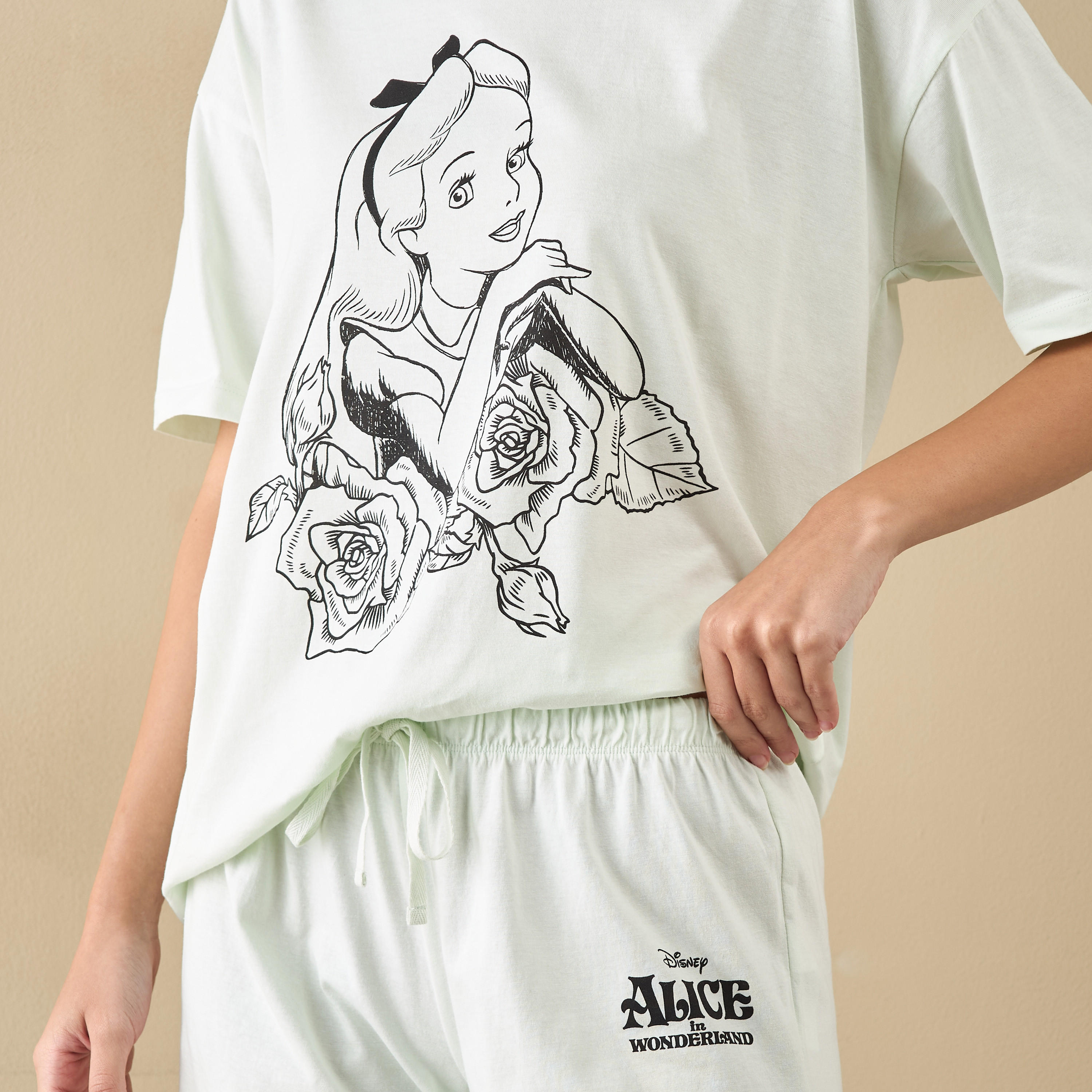 طقم شورت وتيشيرت بطبعات أليس في بلاد العجائب-women-clothing-nightwear-pyjamas-shortsets-image-5