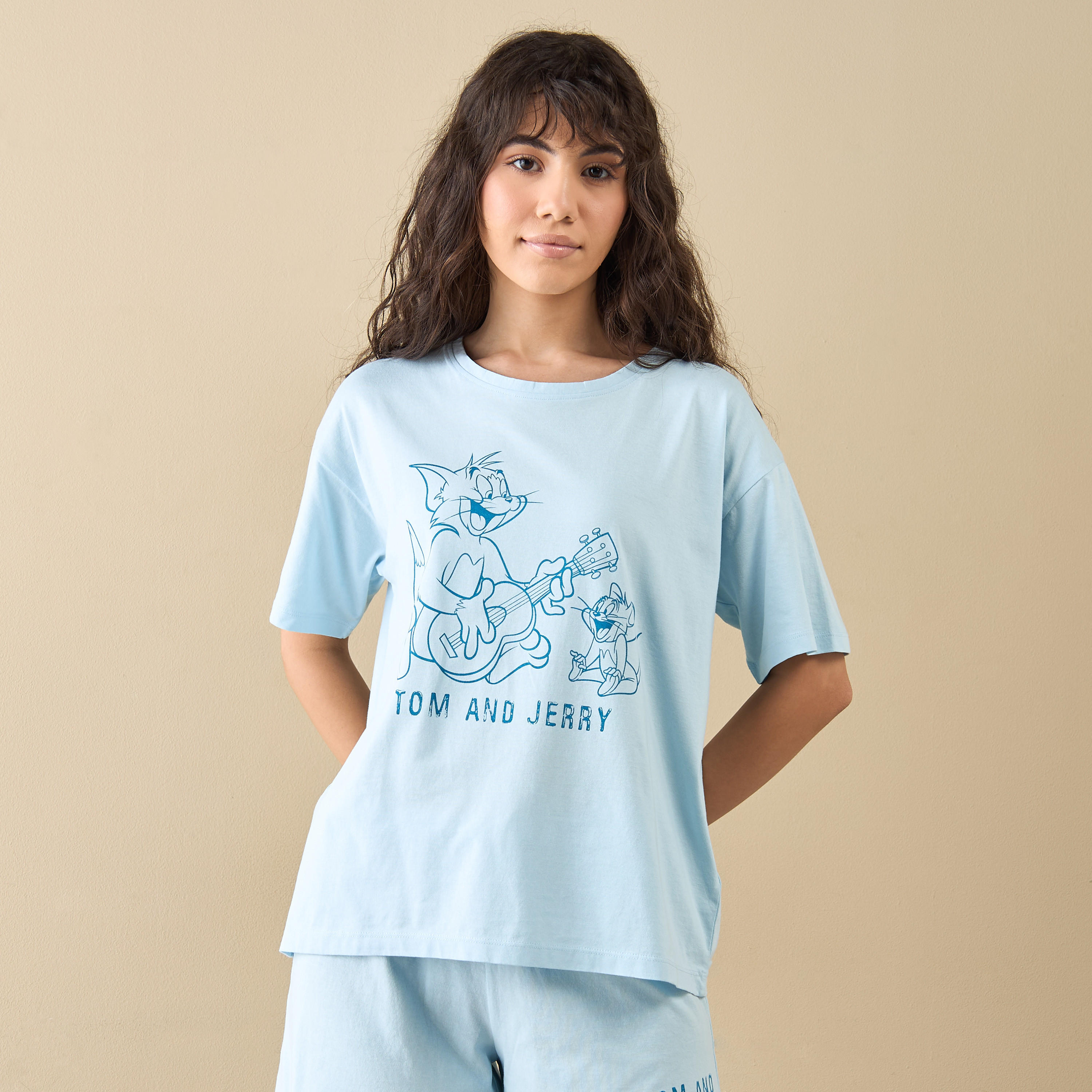 طقم شورت وتيشيرت بطبعات توم وجيري-women-clothing-nightwear-pyjamas-shortsets-image-2