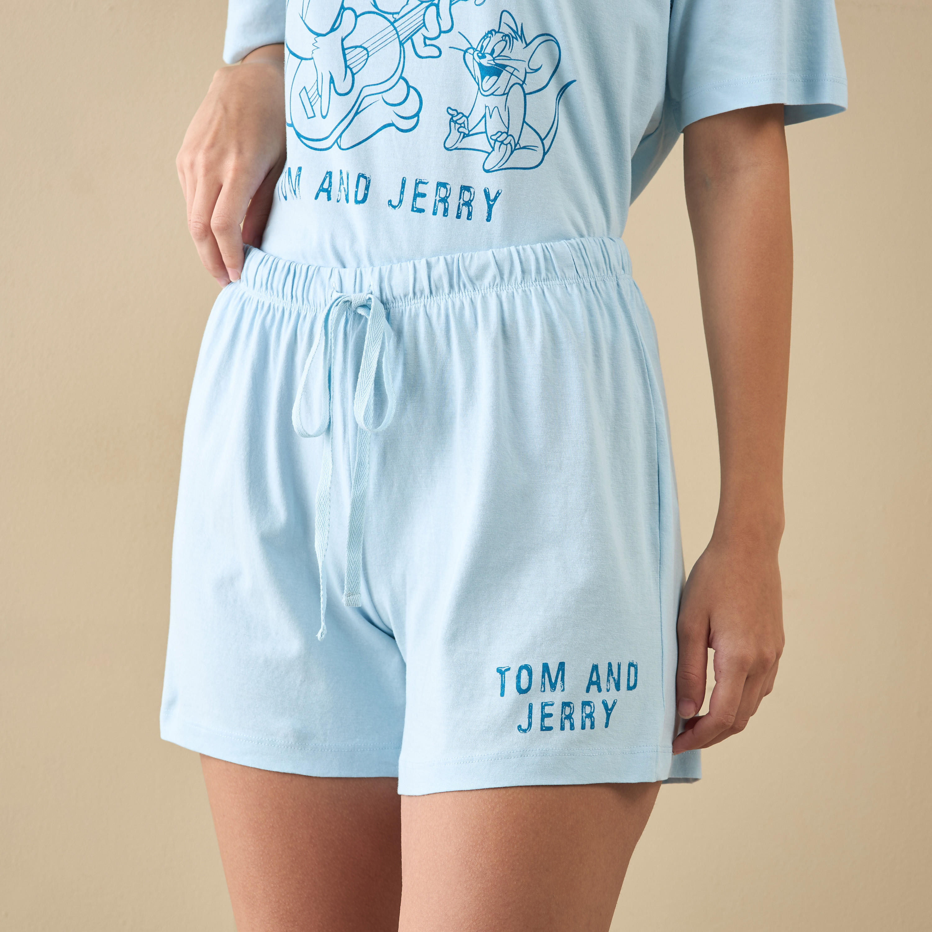 طقم شورت وتيشيرت بطبعات توم وجيري-women-clothing-nightwear-pyjamas-shortsets-image-4
